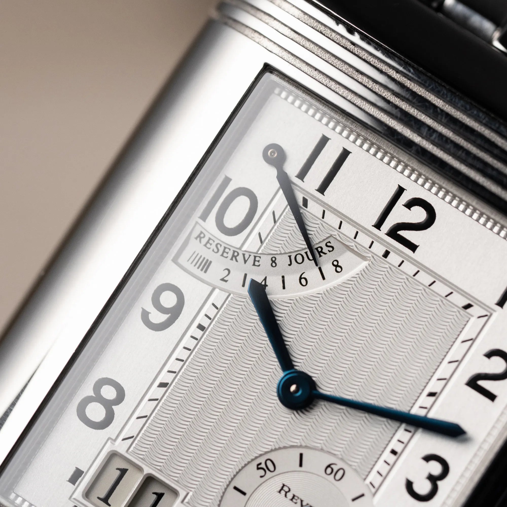 Detailaufnahme des Zifferblatts der Jaeger LeCoultre Reverso Grand Date Armbanduhr mit Fokus auf der Power-Reserve Anzeige