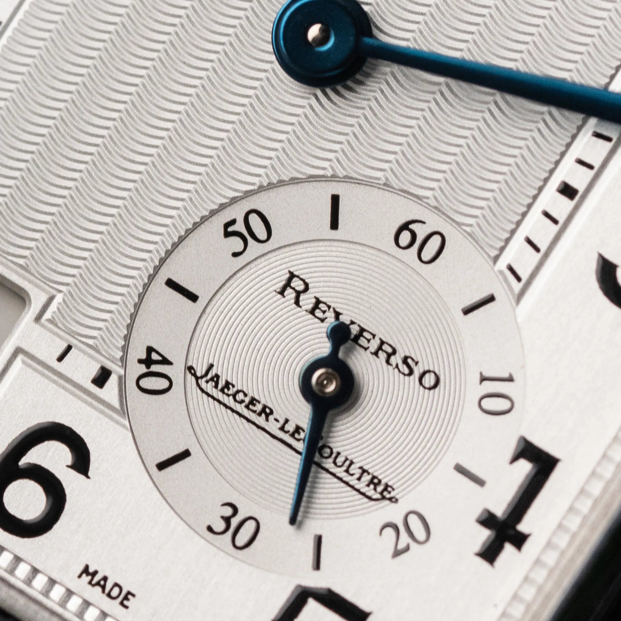 Detailaufnahme des Zifferblatts der Jaeger LeCoultre Reverso Grand Date Armbanduhr mit Fokus auf der kleinen Sekunde