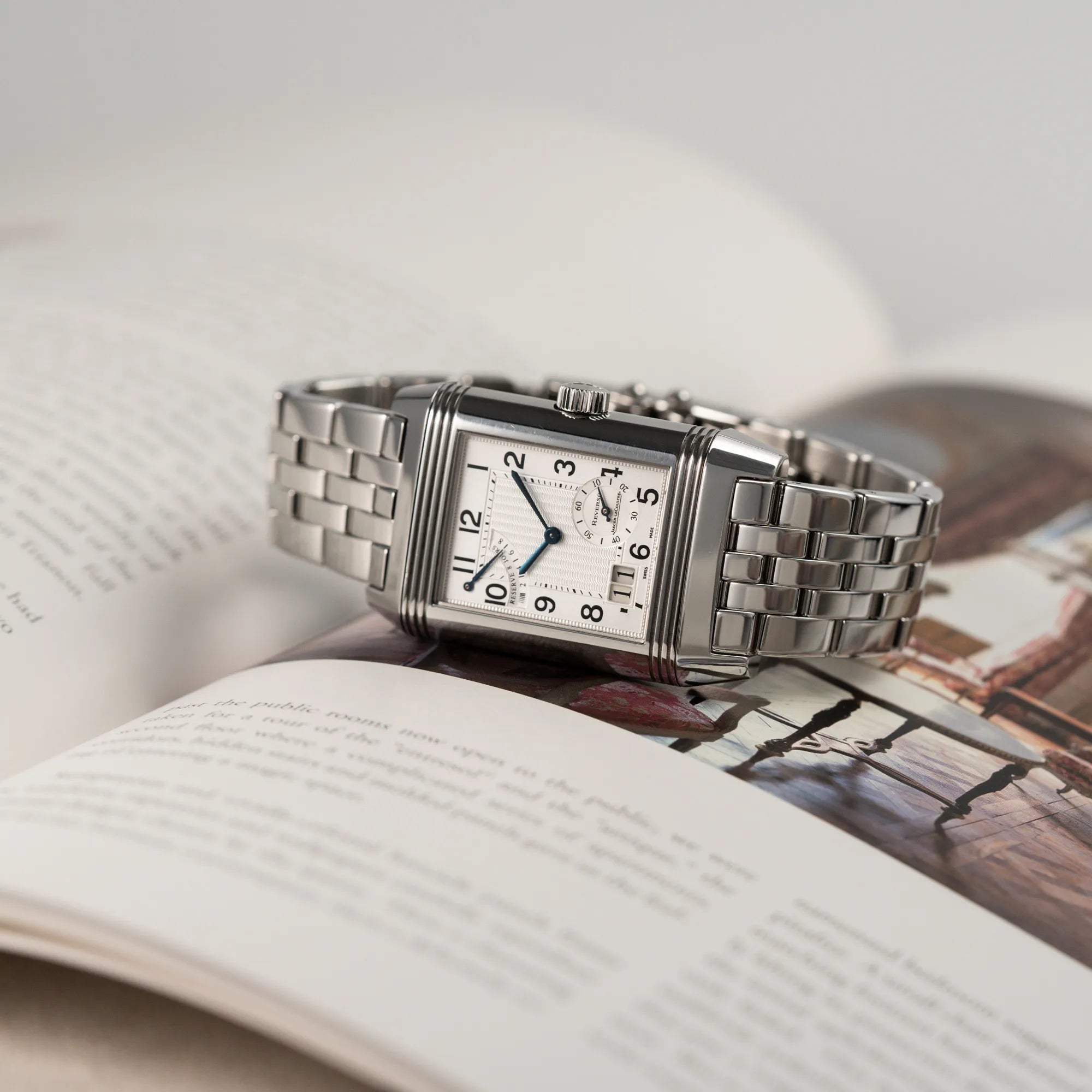 Produktfotografie der Jaeger LeCoultre Reverso Grand Date Armbanduhr am Stahlband