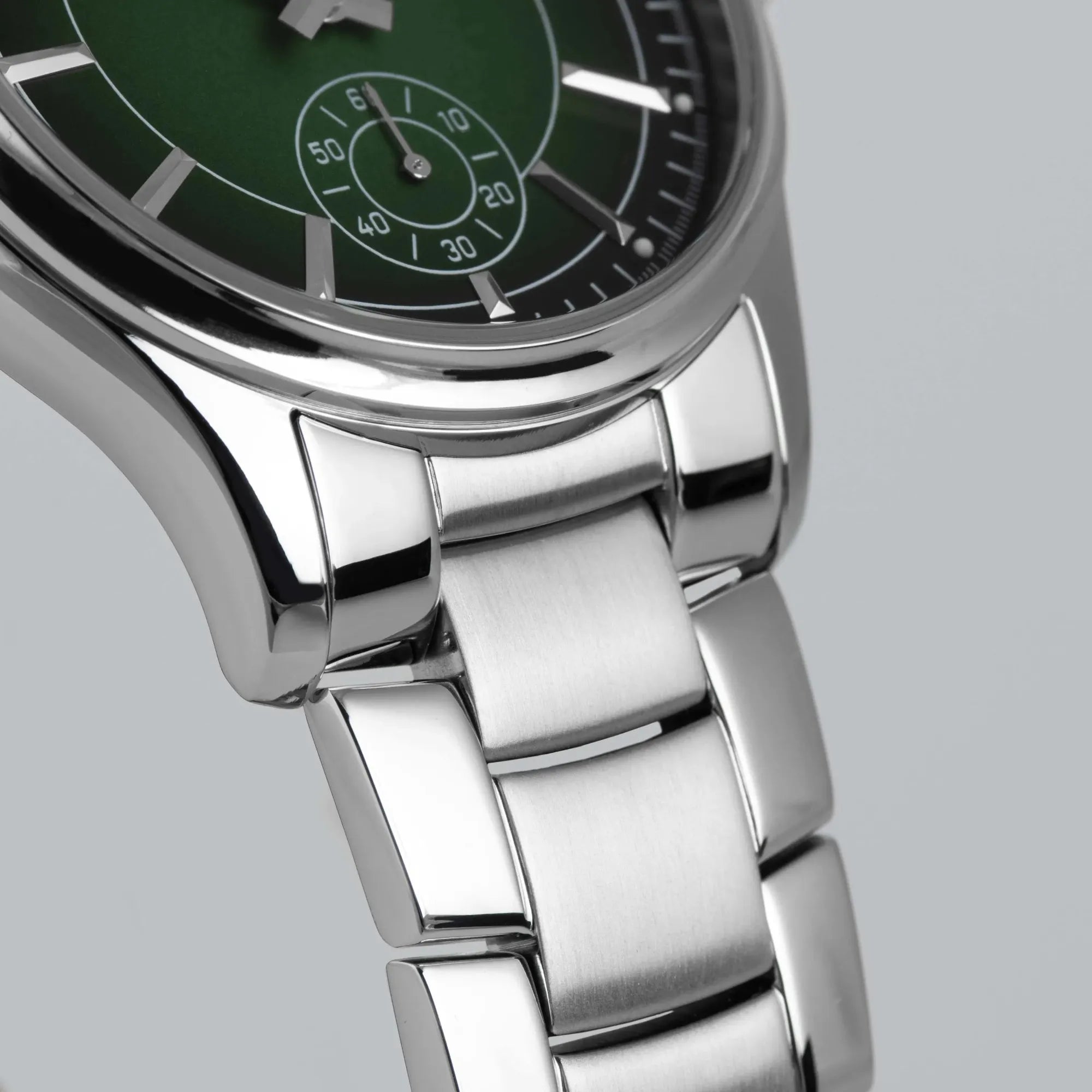 Detailaufnahme des Bandanstoßes von der Jacques Lemans Derby 1-2197H Armbanduhr in Edelstahl mit grünem Zifferblatt