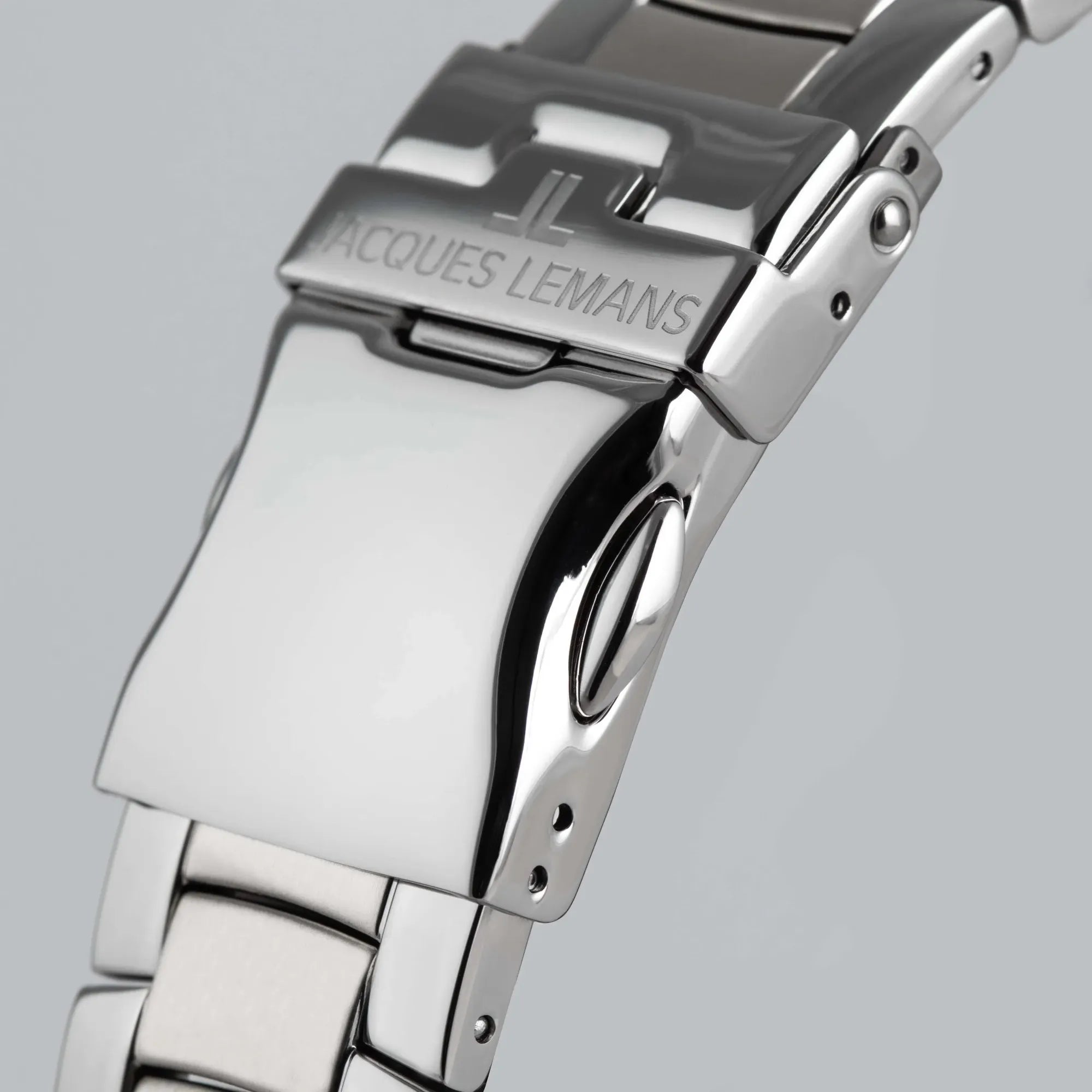 Detailaufnahme der Faltschliesse mit Sicherung von der Jacques Lemans Derby 1-2197H Armbanduhr in Edelstahl mit grünem Zifferblatt