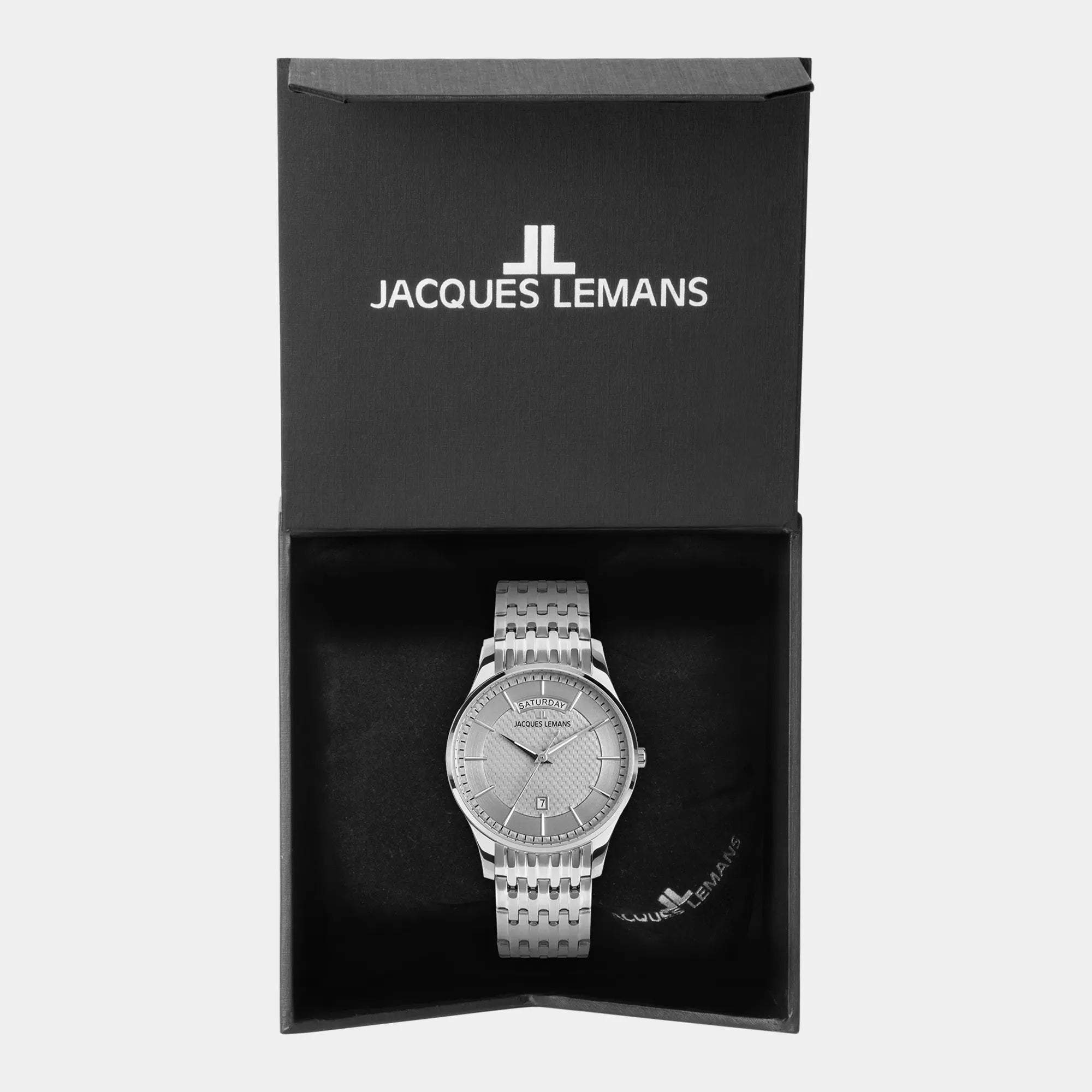 Jacques Lemans London 1-2193G Armbanduhr mit silberfarbenem Zifferblatt (Wochentagesanzeige & Datum) am Edelstahl-Armband liegt in der zugehörigen Uhrenbox