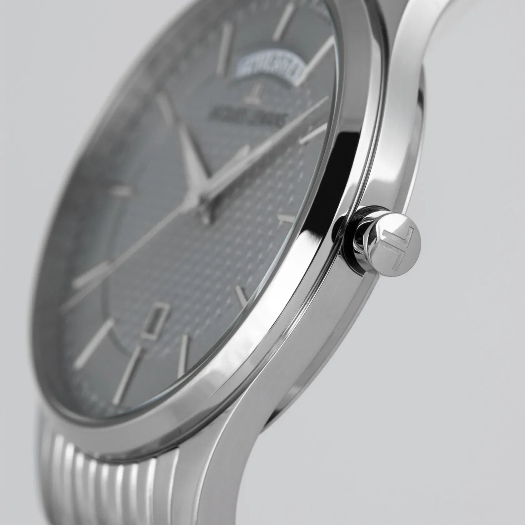 Seitliche Gehäuseflanke mit Krone von der Jacques Lemans London 1-2193G Armbanduhr mit silberfarbenem Zifferblatt (Wochentagesanzeige & Datum) am Edelstahl-Armband