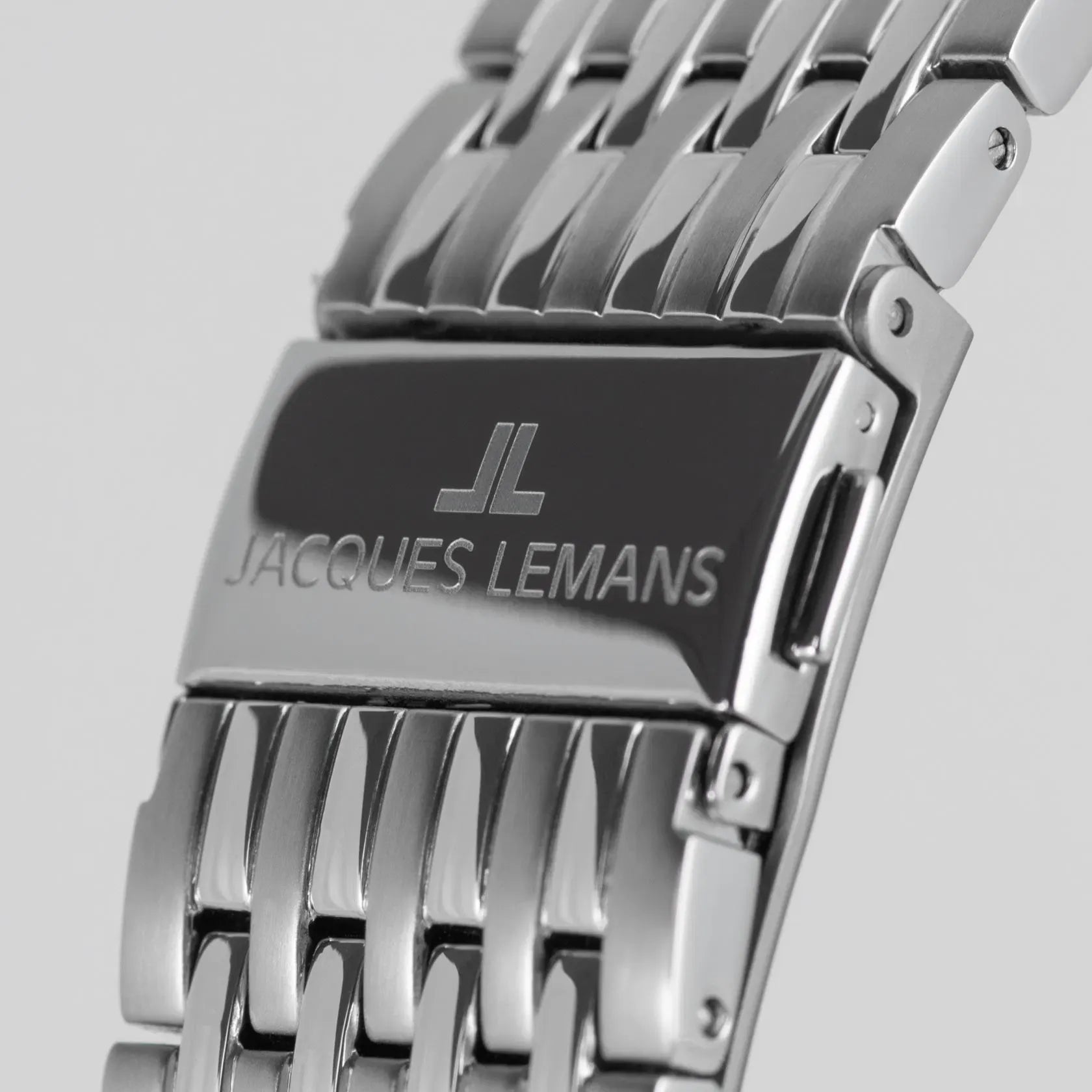 Detailaufnahme der geschlossenen Faltschließe am Edelstahlarmband der Jacques Lemans London 1-2193G Armbanduhr mit silberfarbenem Zifferblatt (Wochentagesanzeige & Datum)