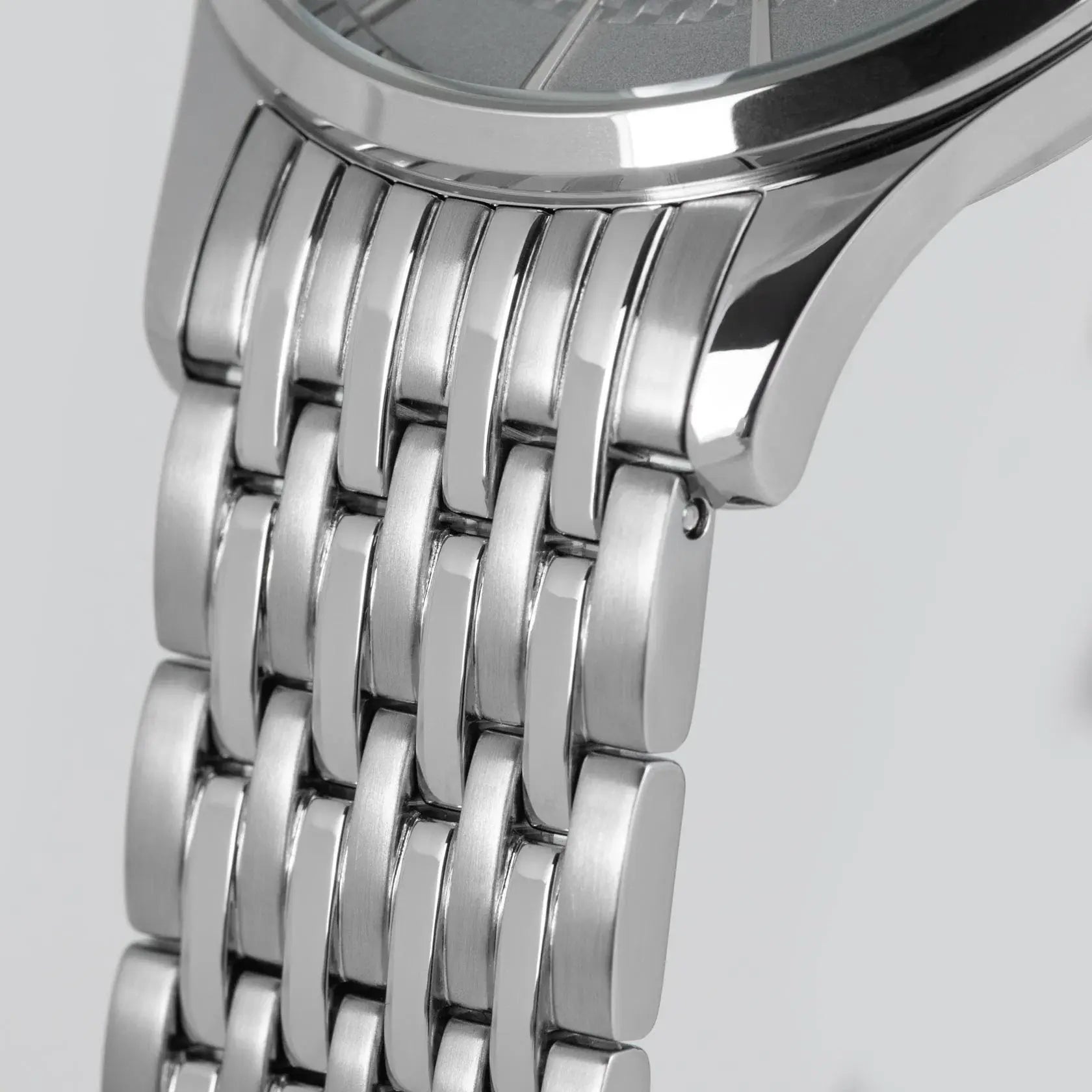 Detailaufnahme des Edelstahl-Armbands von der Jacques Lemans London 1-2193G Armbanduhr mit silberfarbenem Zifferblatt (Wochentagesanzeige & Datum)