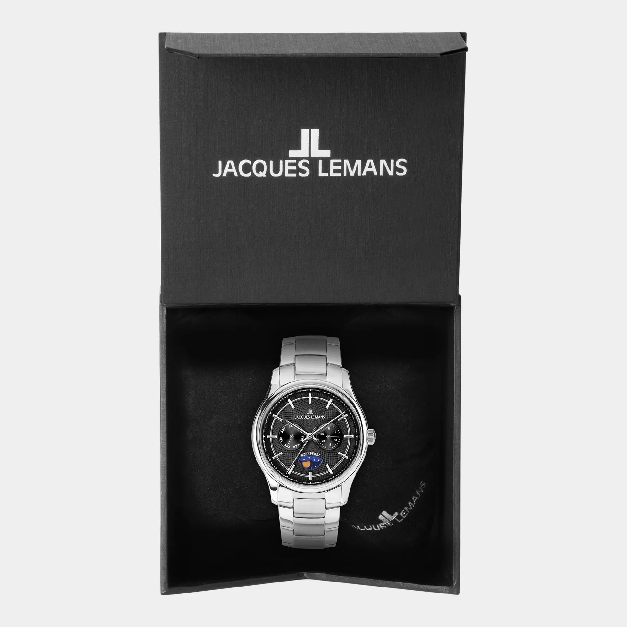 Lieferumfang zu der Jacques Lemans 1-2213I Herrenuhr aus der Derby-Kollektion mit schwarzem Zifferblatt am Edelstahl-Armband, betsehend aus Box und Uhr