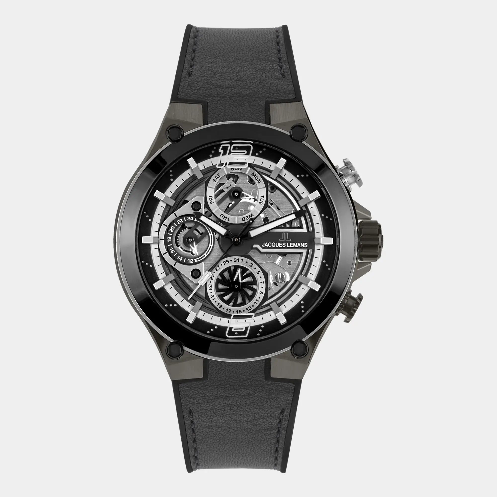 Frontale Ansicht der multifunktionalen Jacques Lemans Herrenuhr Manchester 1-2150A mit einem ip-beschichteten schwarzen Gehäuse und einem skelettiertem Zifferblatt (grauer Hintergrund)