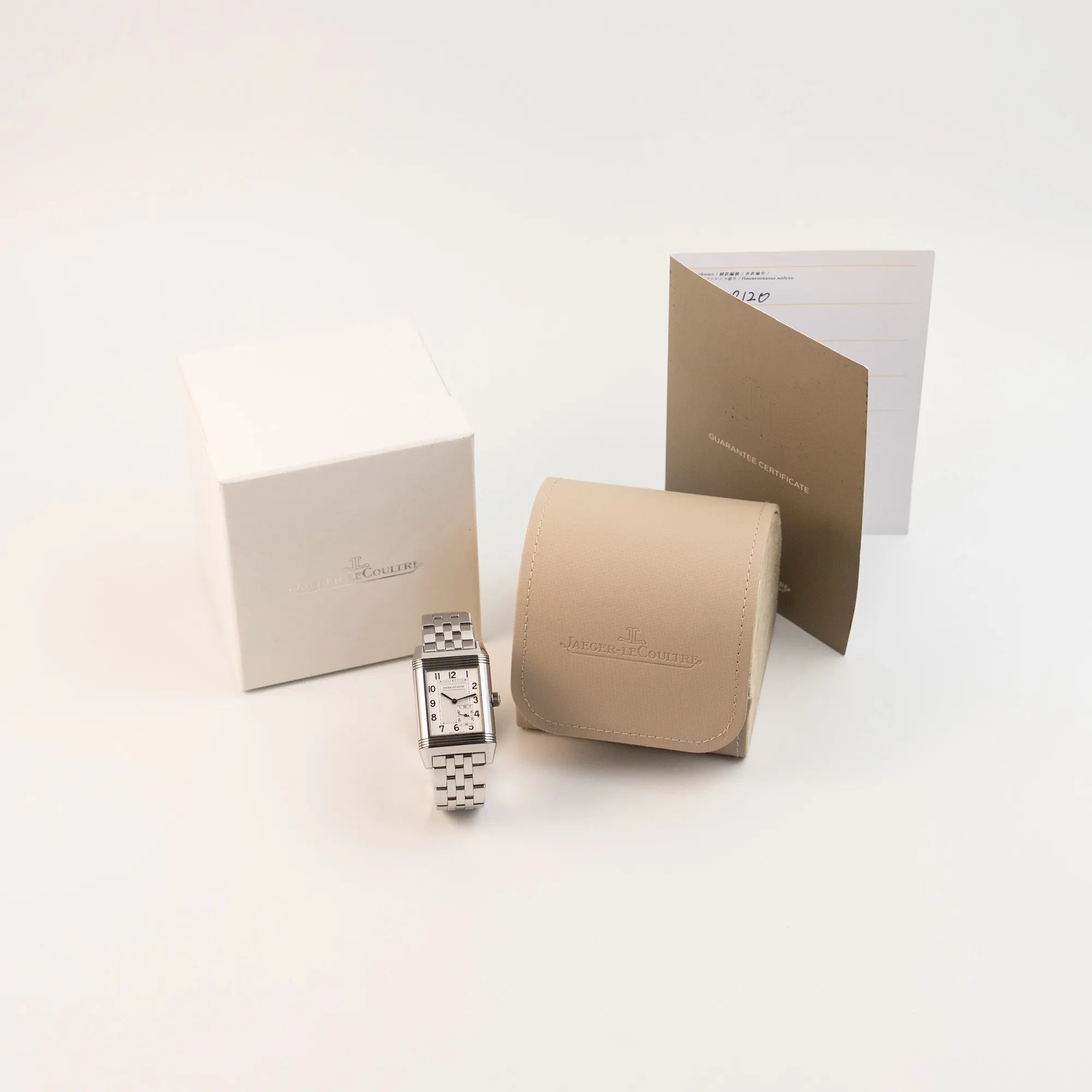 der Jaeger LeCoultre Grand Reverso 8 am Stahlband mit silbernem Zifferblatt zusammen mit dem Lieferumfang bestehend aus Uhr, Box und Papieren