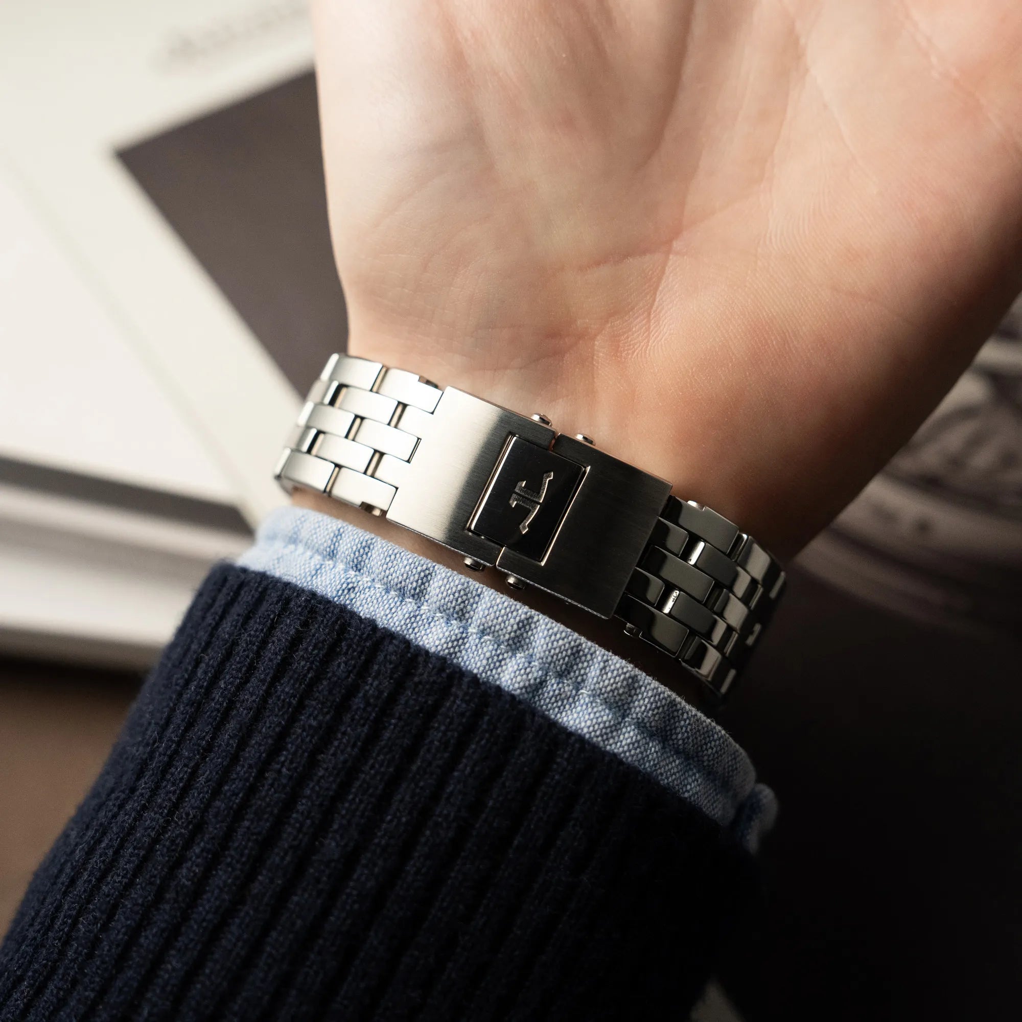 Wristshot mit der Jaeger LeCoultre Grand Reverso 8 am Stahlband mit Blick auf die Faltschliesse
