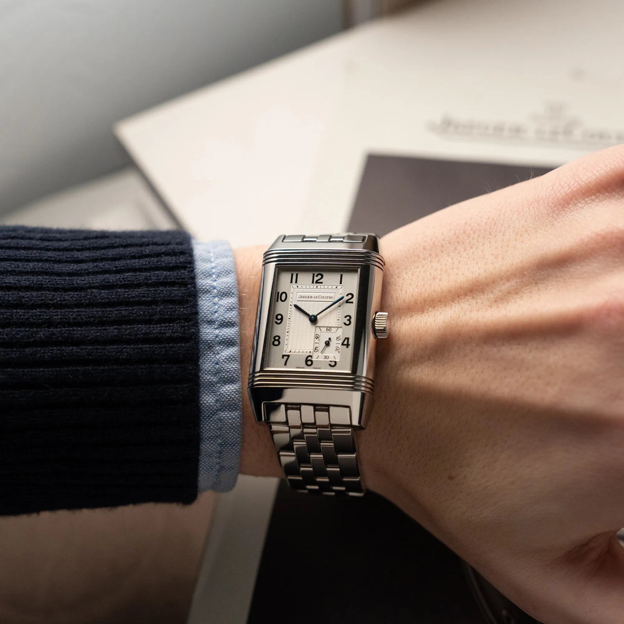 Wristshot mit der Jaeger LeCoultre Grand Reverso 8 am Stahlband an Männerhandgelenk