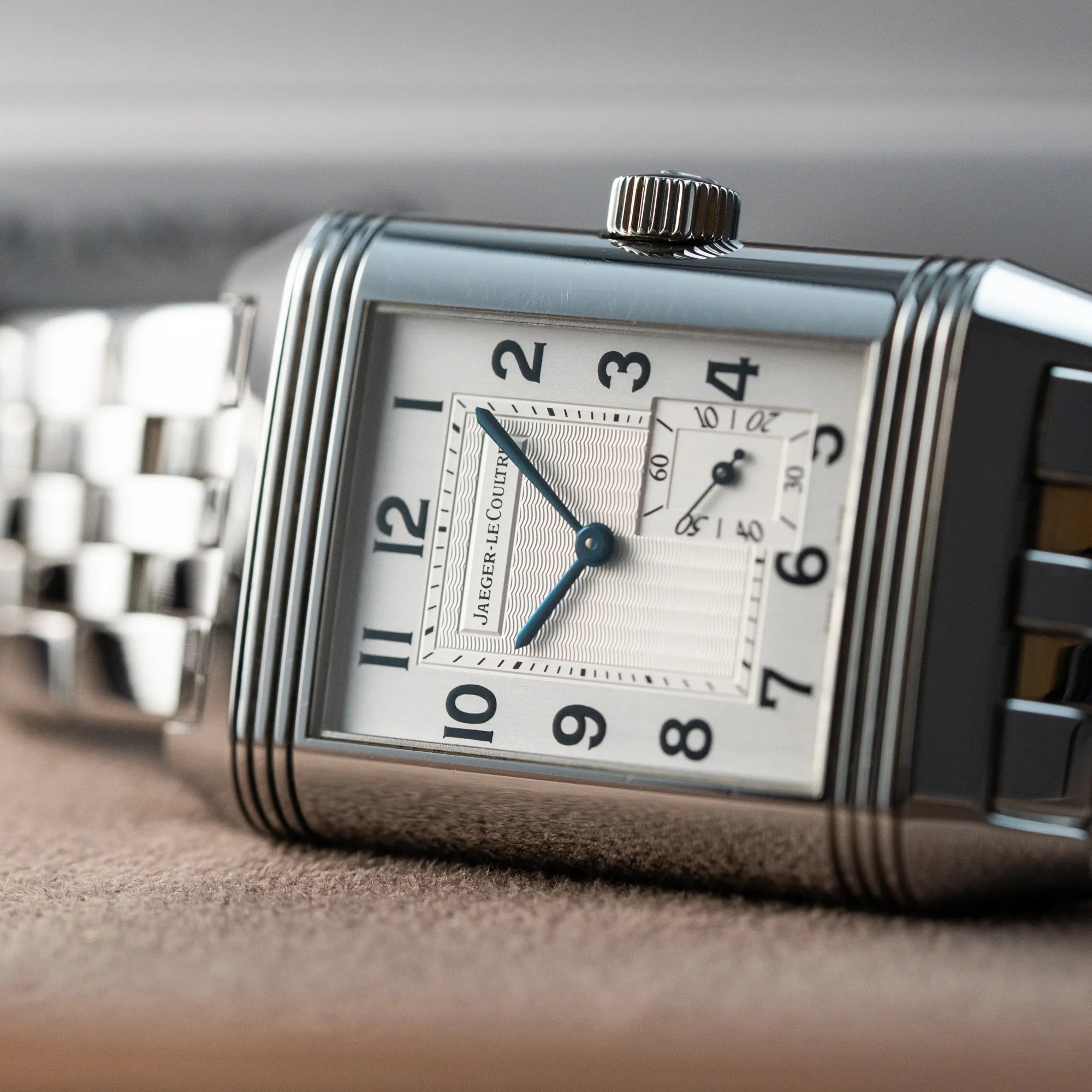 Makroaufnahme der Jaeger LeCoultre Grand Reverso 8 am Stahlband