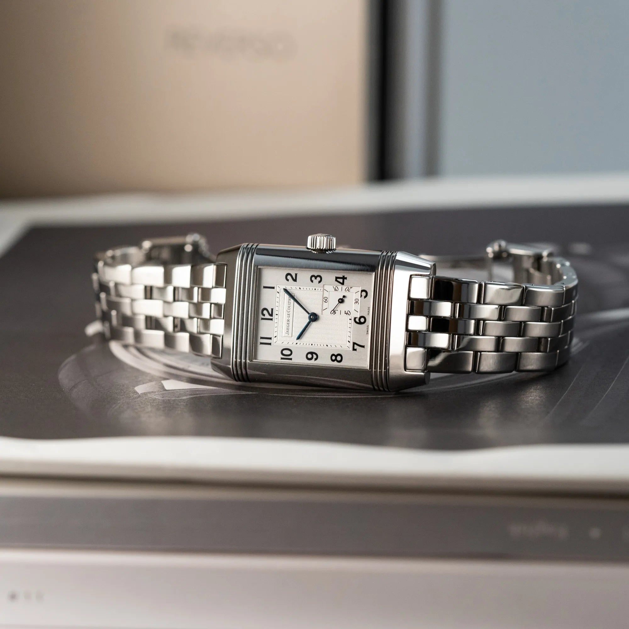 Produktfotografie der Jaeger LeCoultre Grand Reverso 8 am Stahlband mit silbernem Zifferblatt