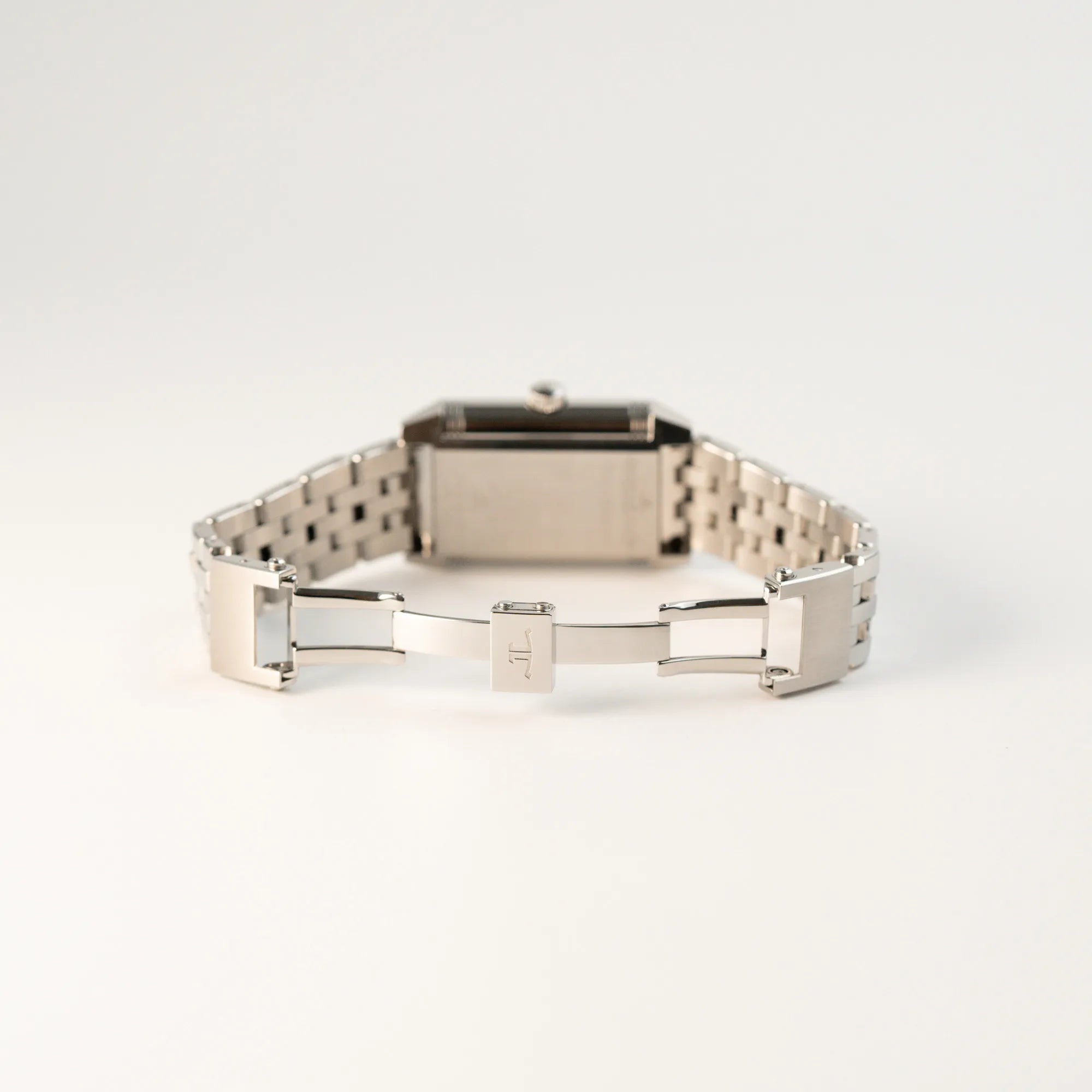 Geöffnete Faltschliesse der Jaeger LeCoultre Grand Reverso 8 am Stahlband mit silbernem Zifferblatt