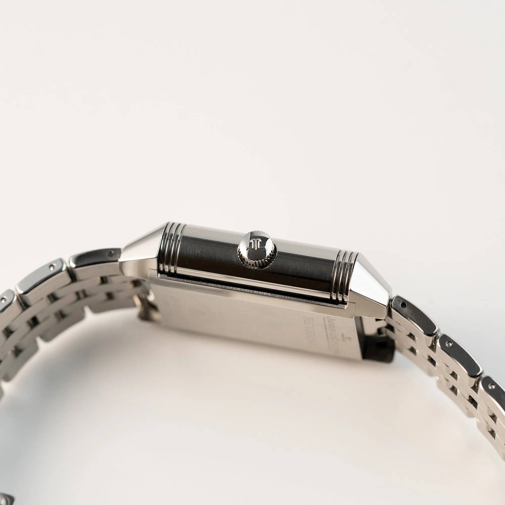 Seitliches Gehäuse der Jaeger LeCoultre Grand Reverso 8 am Stahlband mit Blick auf die Aufzugskrone