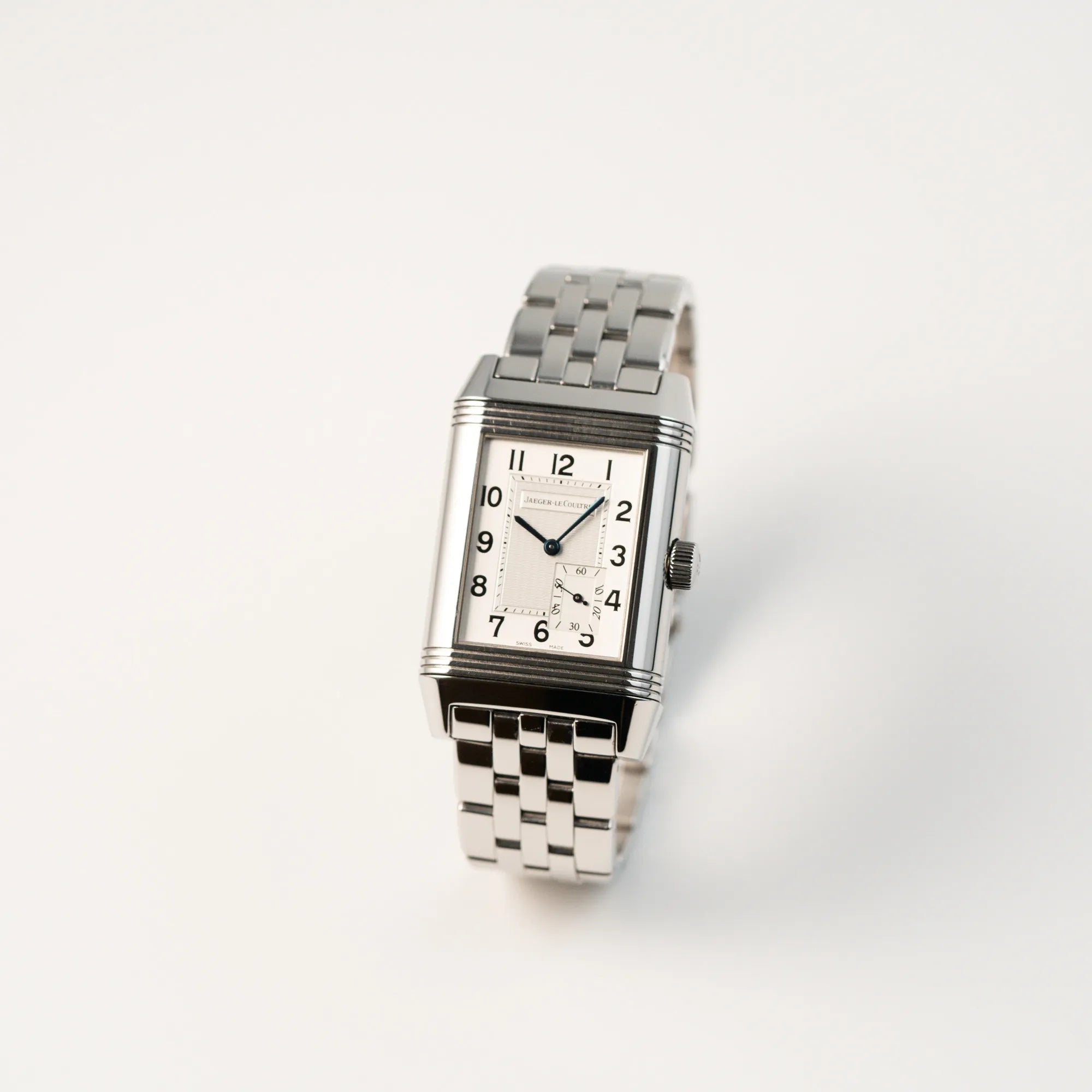 Leicht seitliche Ansicht der Jaeger LeCoultre Grand Reverso 8 am Stahlband mit silbernem Zifferblatt