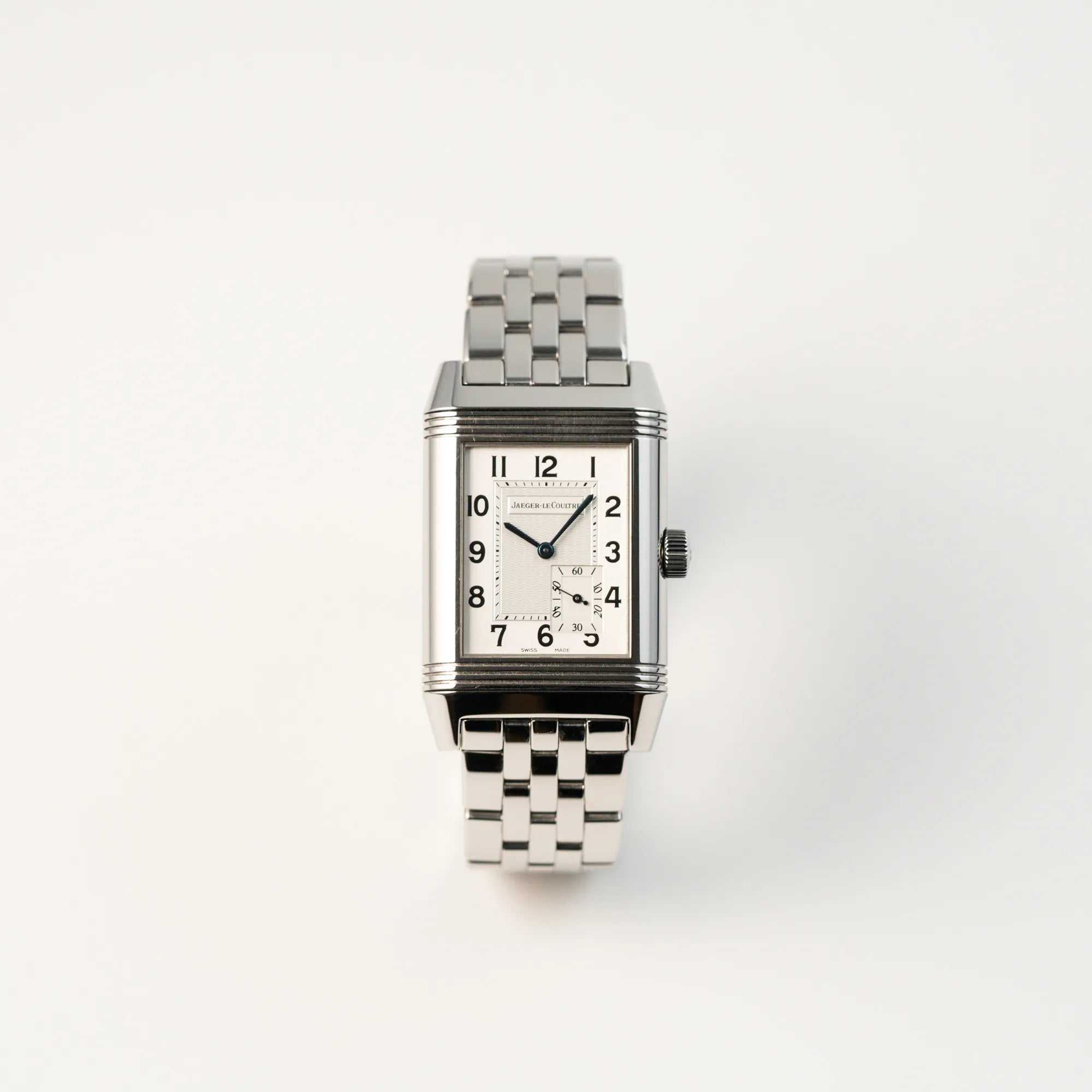Frontale Ansicht der Jaeger LeCoultre Grand Reverso 8 am Stahlband mit silbernem Zifferblatt