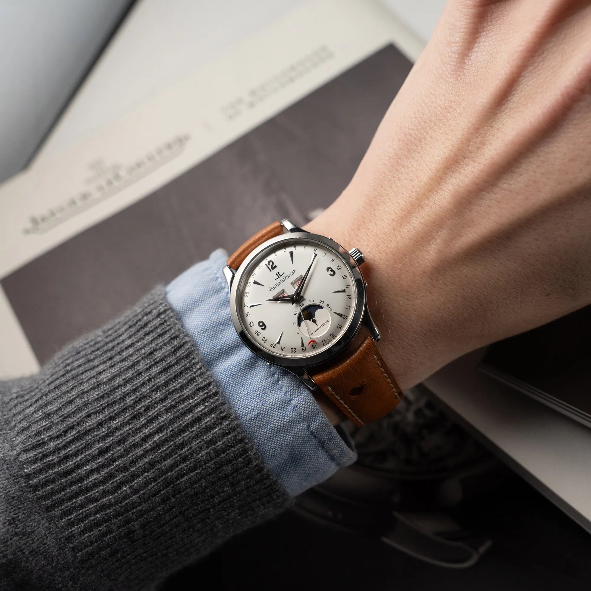 Wristshot mit der Jaeger LeCoultre Master Control Calender Moonphase mit silbernem Zifferblatt an einem braunen JLC_Lederband
