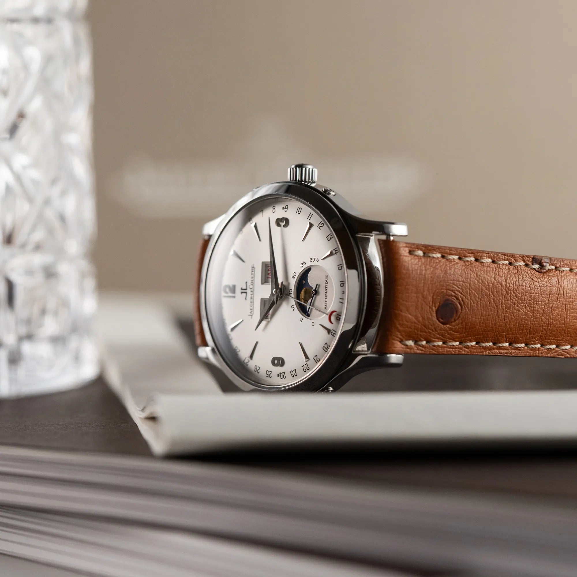 Produktfotografie der Jaeger LeCoultre Master Control Calender Moonphase mit silbernem Zifferblatt an einem braunen JLC_Lederband