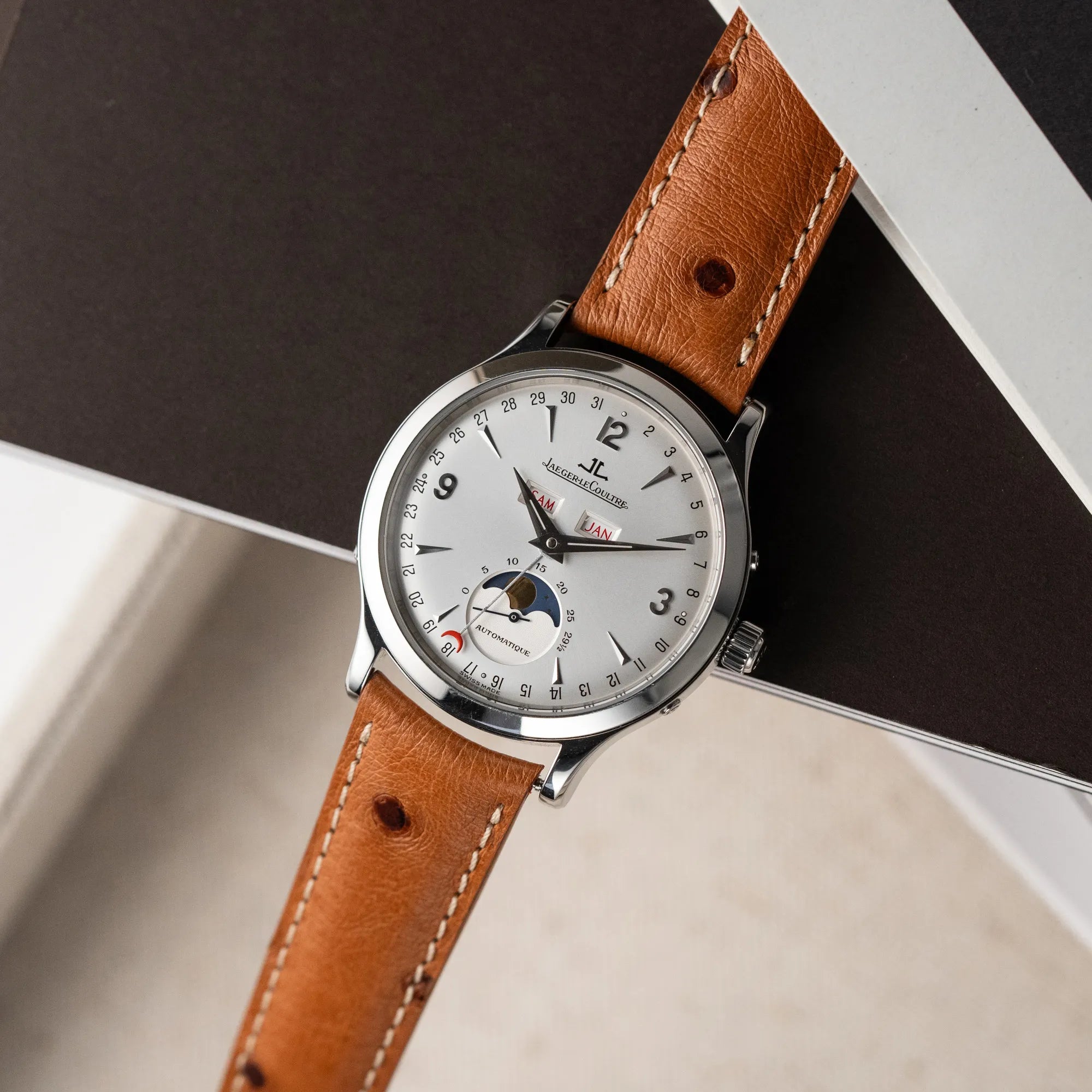 Produktfotografie der Jaeger LeCoultre Master Control Calender Moonphase mit silbernem Zifferblatt an einem braunen JLC_Lederband