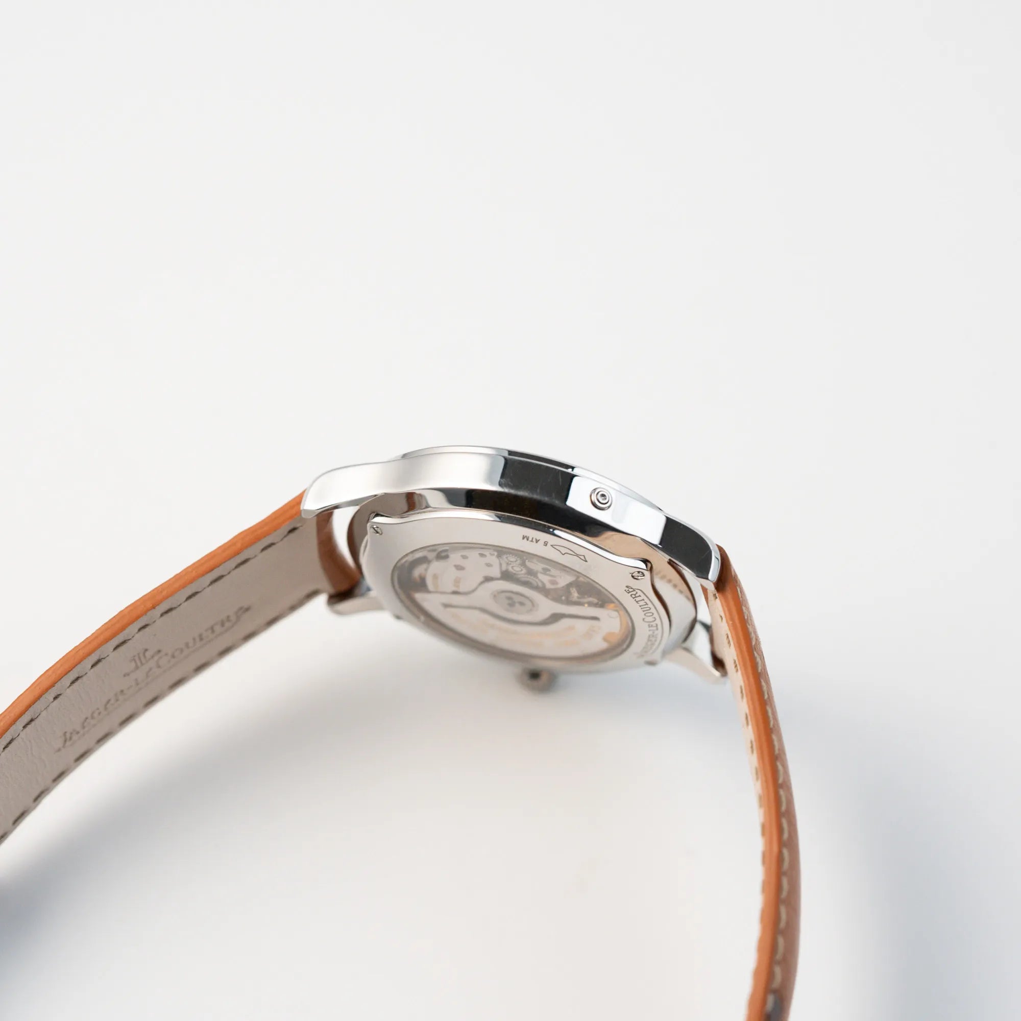 Seitliches Gehäuse der Jaeger LeCoultre Master Control Calender Moonphase mit silbernem Zifferblatt an einem braunen JLC-Lederband