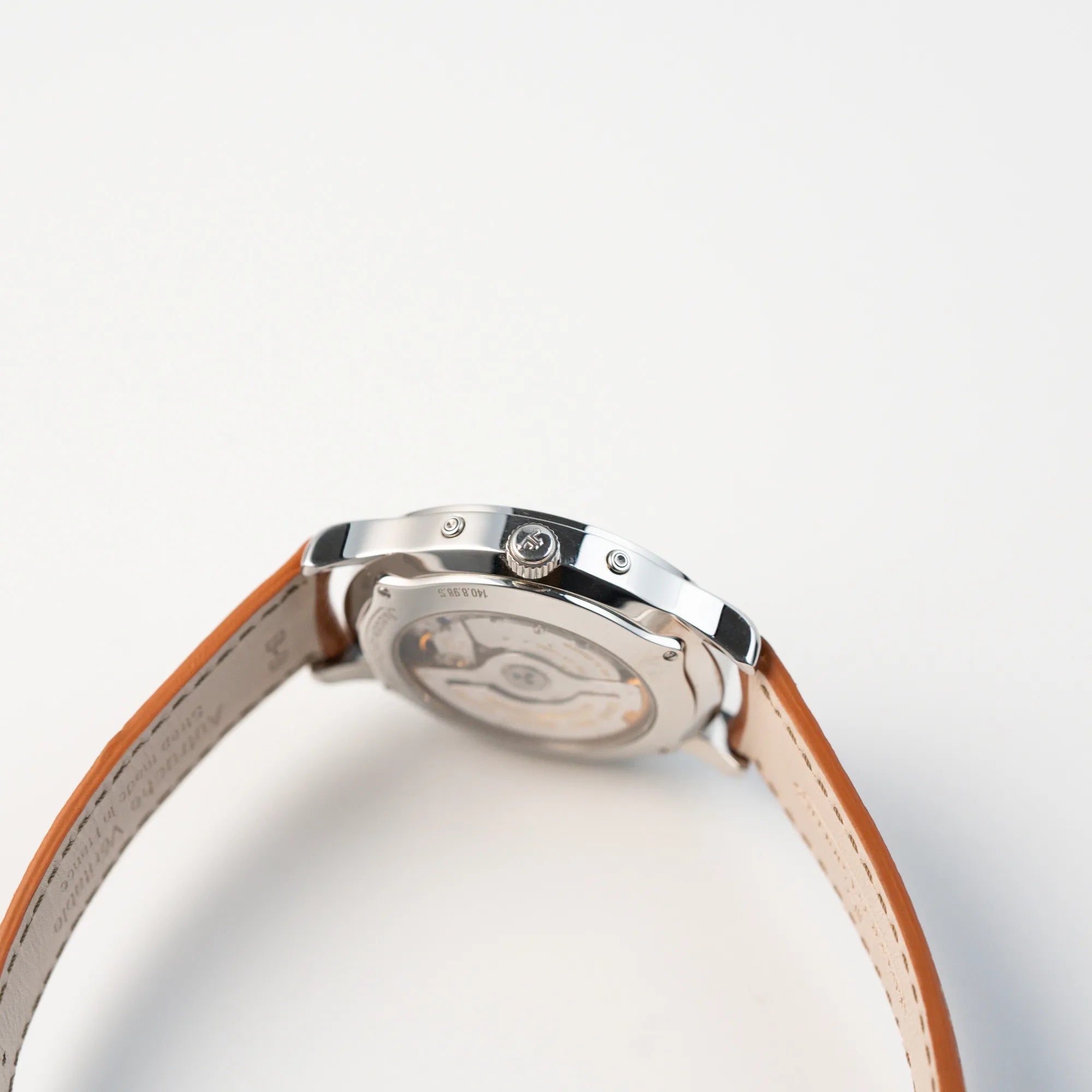 Seitliches Gehäuse der Jaeger LeCoultre Master Control Calender Moonphase mit silbernem Zifferblatt an einem braunen JLC_Lederband mit Blick auf die Aufzugskrone