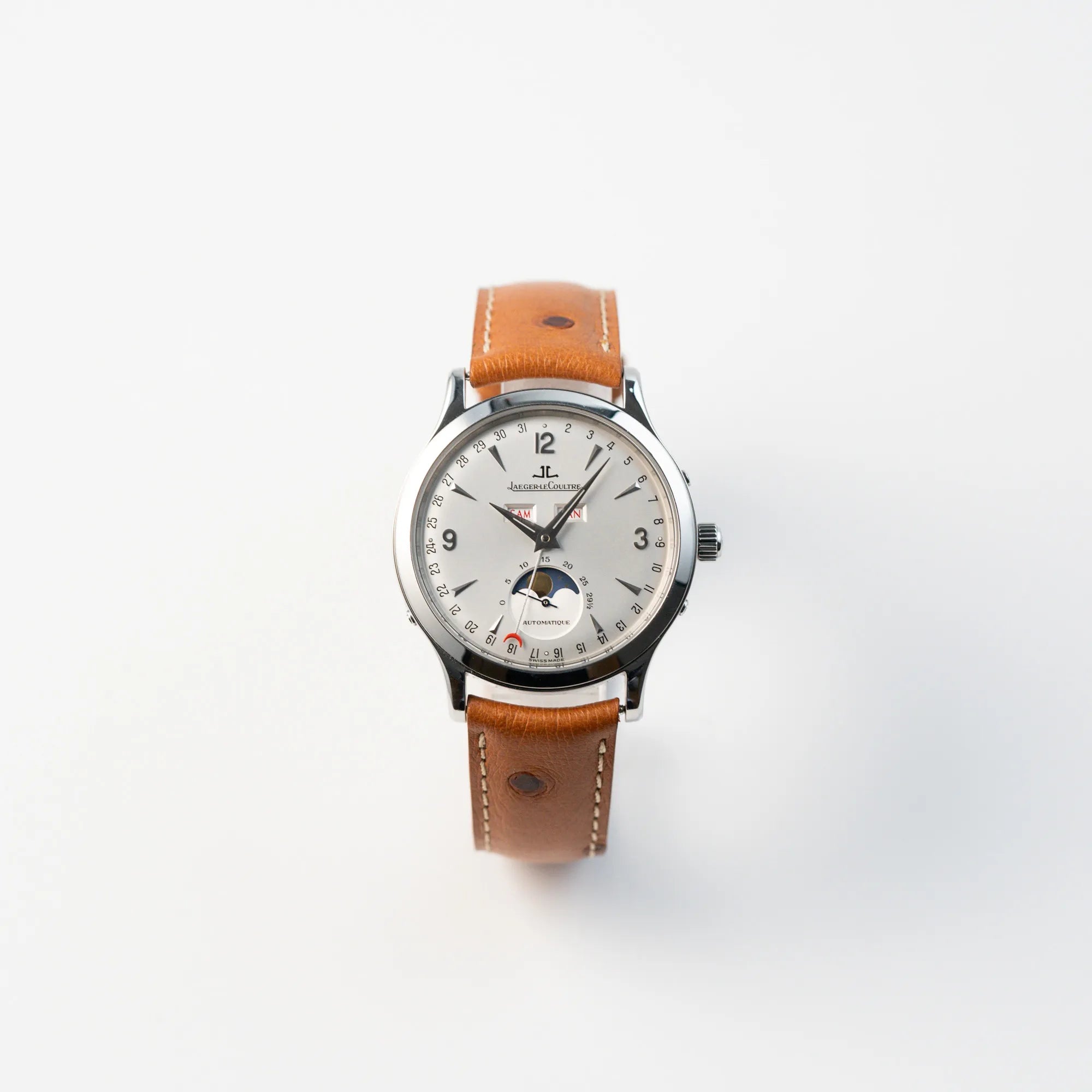 Frontale Ansicht der Jaeger LeCoultre Master Control Calender Moonphase mit silbernem Zifferblatt an einem braunen JLC_Lederband