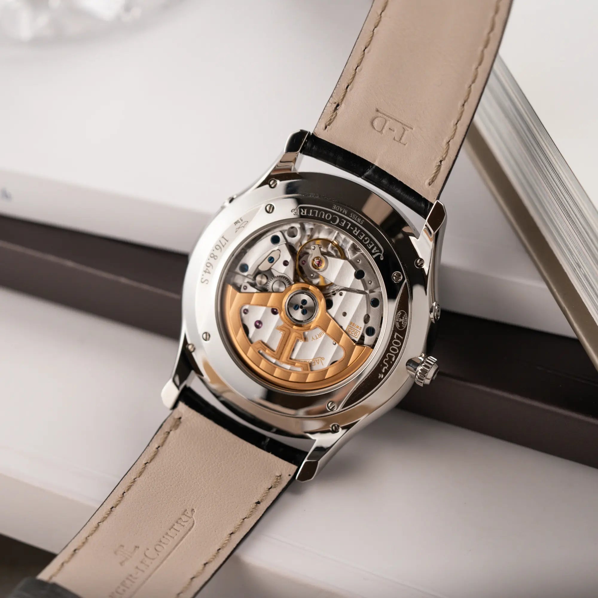 Detailaufnahme des Gehäusebodens der Jaeger-LeCoultre Master Control Q1368470 mit Datum und Mondphase in der schwarzen Zifferblattvariante