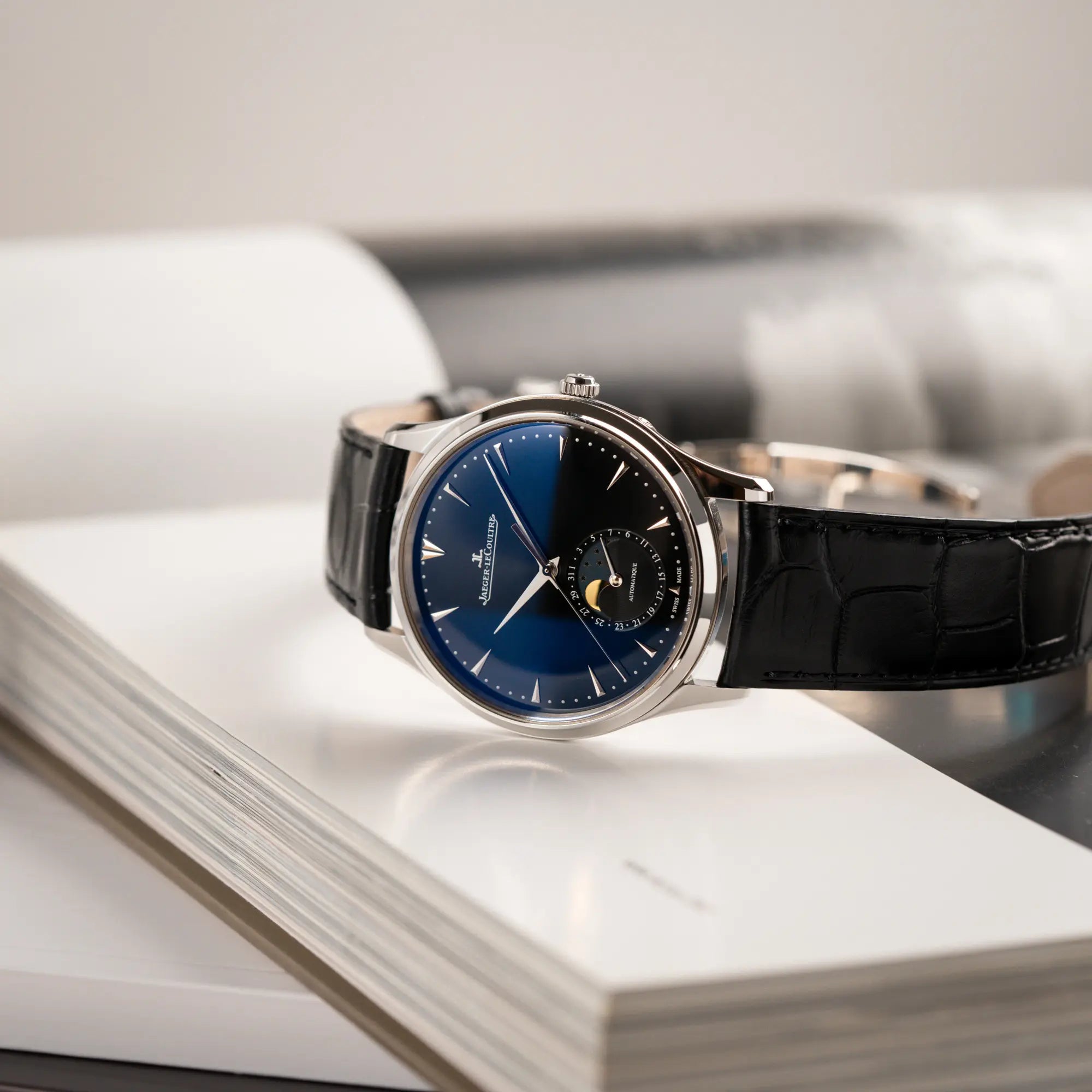 Produktfotografie als Titelbild für die Jaeger-LeCoultre Master Control Q1368470 mit Datum und Mondphase in der schwarzen Zifferblattvariante