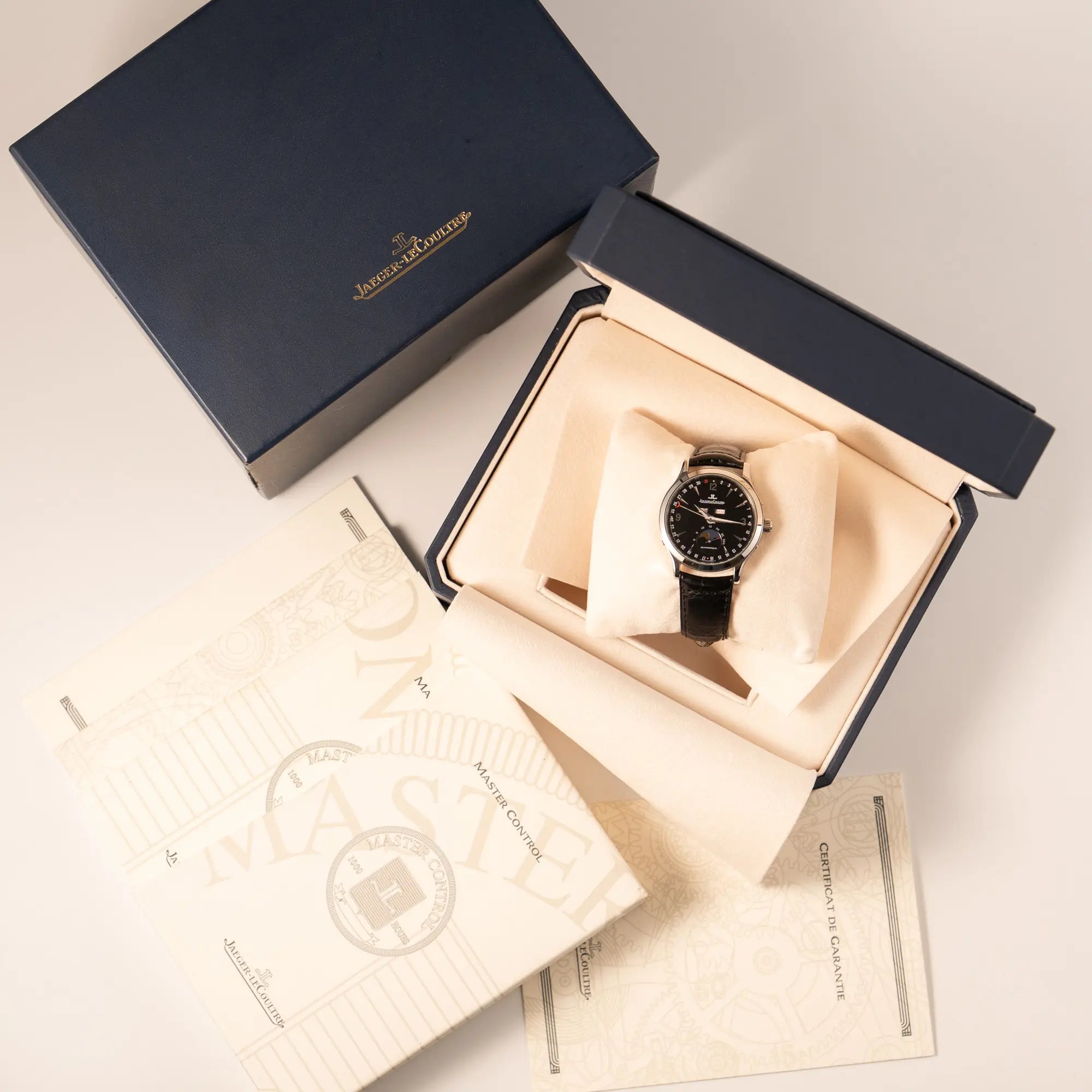 Jaeger-LeCoultre Master Control Moonphase Calendar mit schwarzem Zifferblatt am schwarzen Lederband zusammen mit dem Lieferumfang bestehend aus Box,Papieren und Booklets