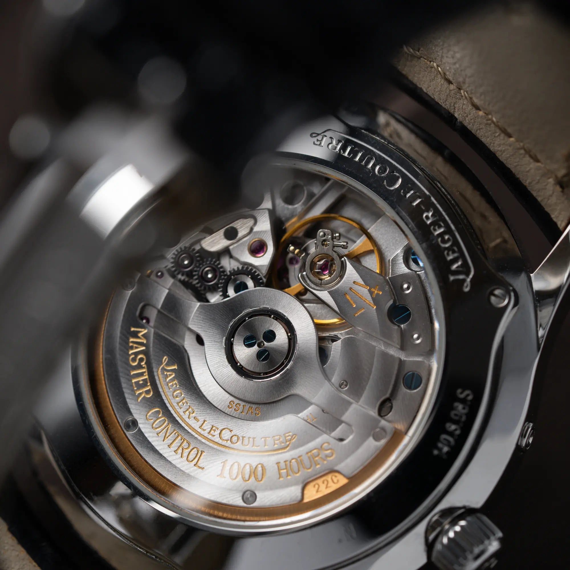 Detailaufnahme des Gehäuseboden mit Blick auf das automatische Uhrwerk Cal. 891 von der Jaeger-LeCoultre Master Control Moonphase Calendar mit schwarzem Zifferblatt am schwarzen Lederband