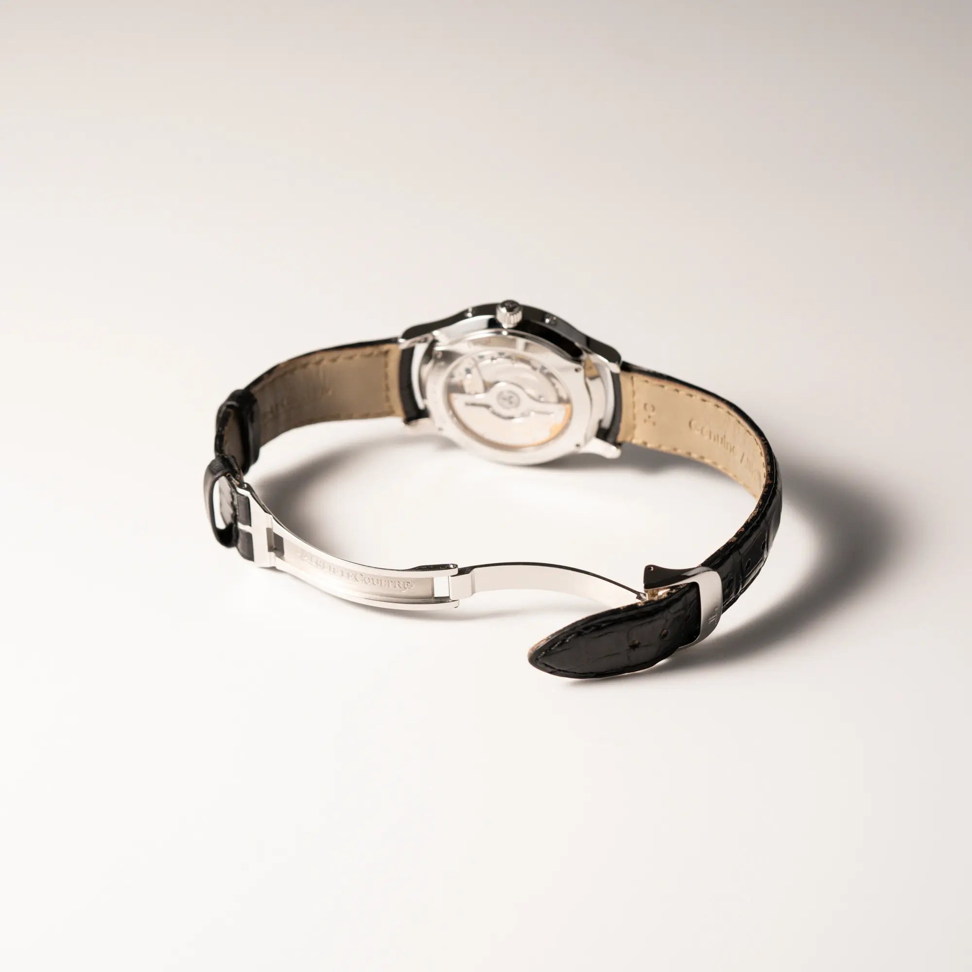 Geöffnete Faltschliesse der Jaeger-LeCoultre Master Control Moonphase Calendar mit schwarzem Zifferblatt am schwarzen Lederband