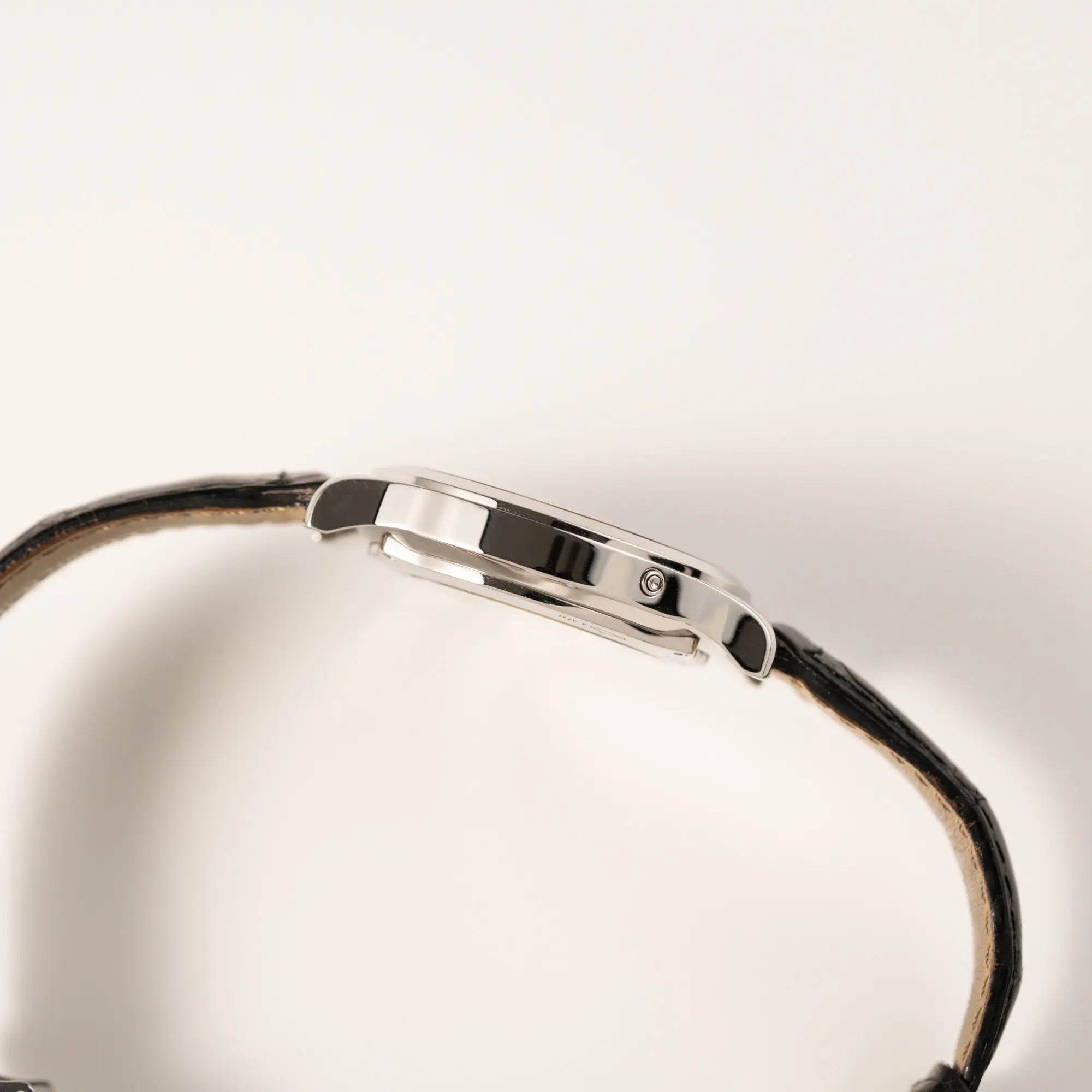 Seitliches Gehäuse der Jaeger-LeCoultre Master Control Moonphase Calendar mit schwarzem Zifferblatt am schwarzen Lederband