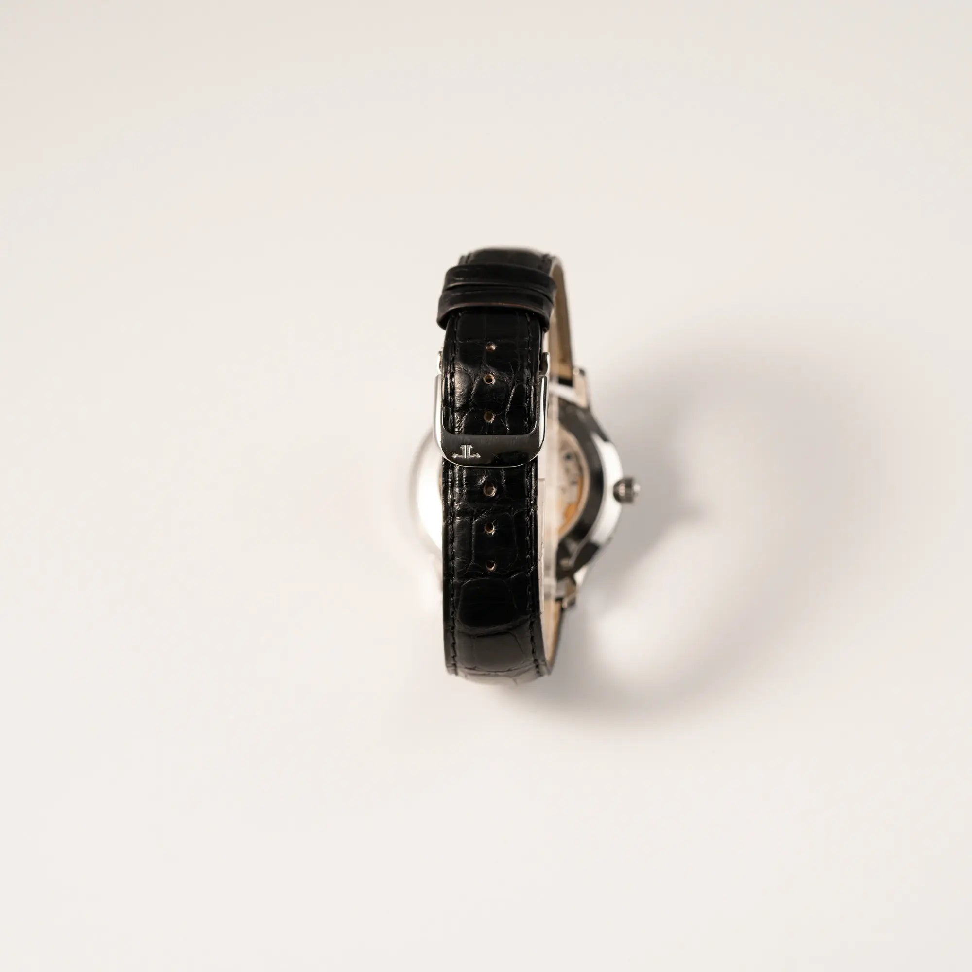 Blick auf die originale Jaeger-Schliesse der Jaeger-LeCoultre Master Control Moonphase Calendar mit schwarzem Zifferblatt am schwarzen Lederband