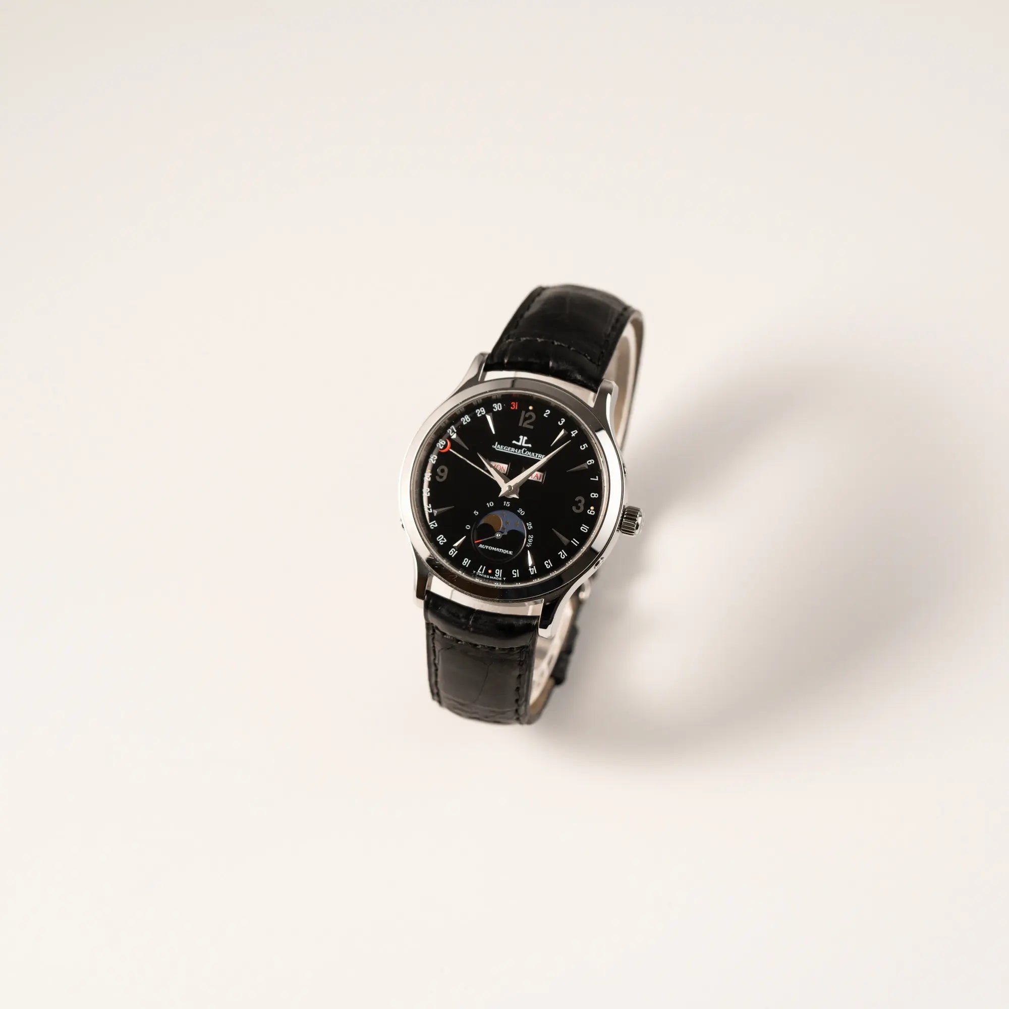 Leicht schräge Ansicht der Jaeger-LeCoultre Master Control Moonphase Calendar mit schwarzem Zifferblatt am schwarzen Lederband