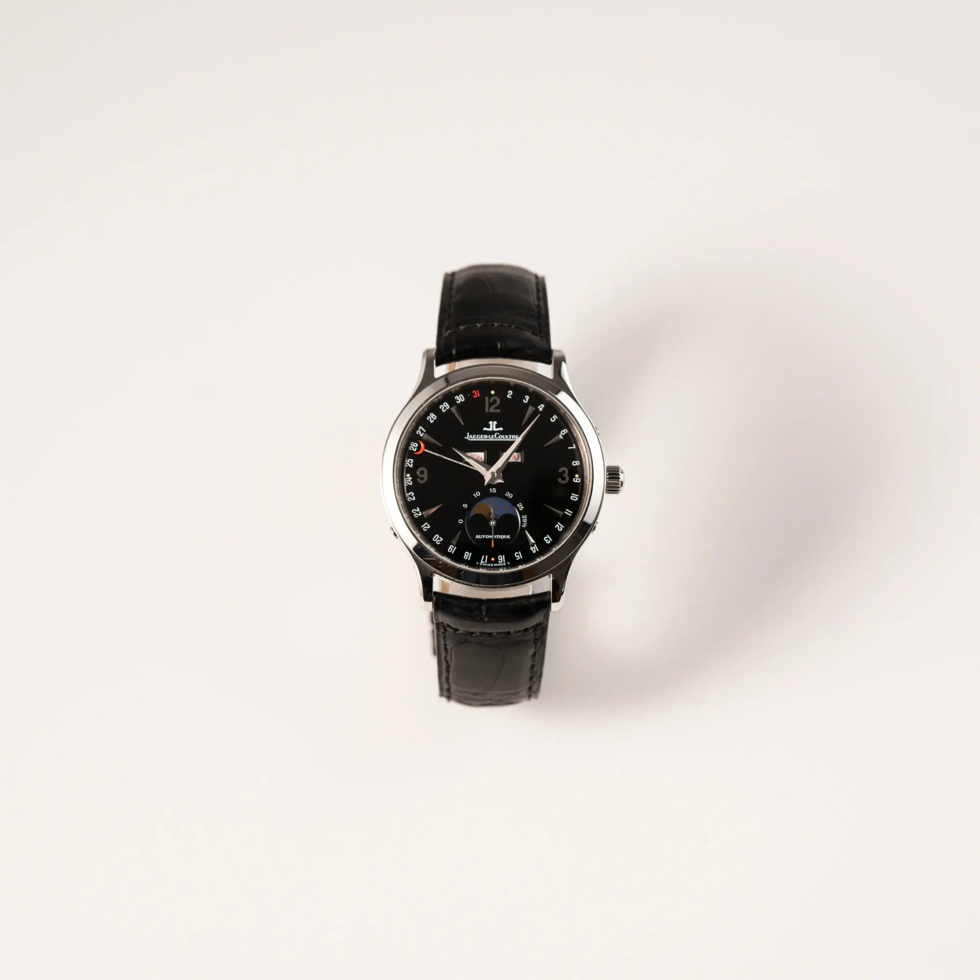 Frontale Ansicht der Jaeger-LeCoultre Master Control Moonphase Calendar mit schwarzem Zifferblatt am schwarzen Lederband