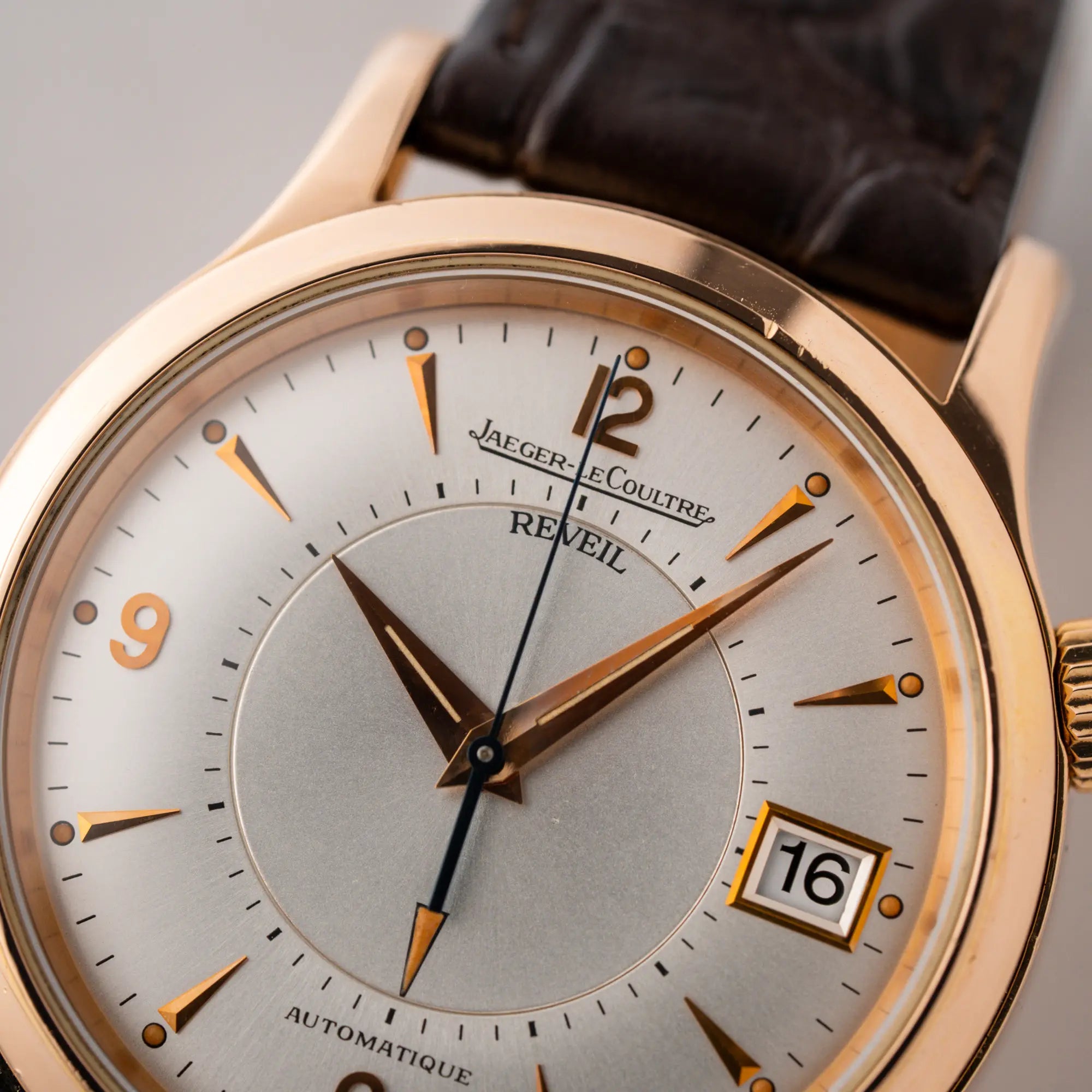 Detailaufnahme der Jaeger-LeCoultre Master Memovox 141.2.97 Armbanduhr in Rosegold mit braunem Lederband