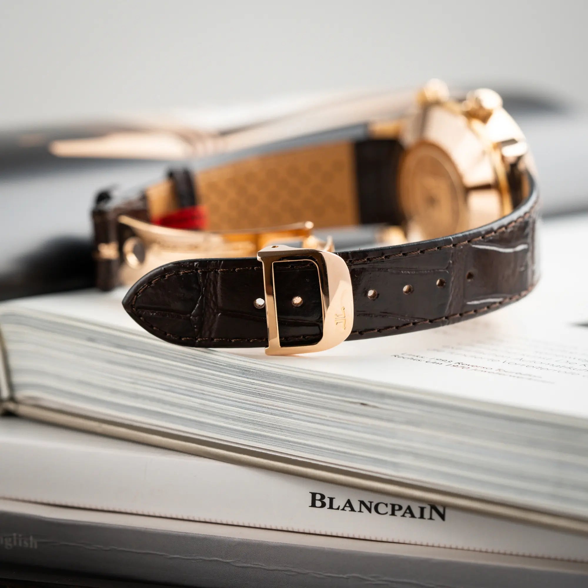 Detailaufnahme der originalen JLC-Faltschliesse in 18k Rosegold von der Jaeger-LeCoultre Master Memovox 141.2.97 Armbanduhr in Rosegold mit braunem Lederband