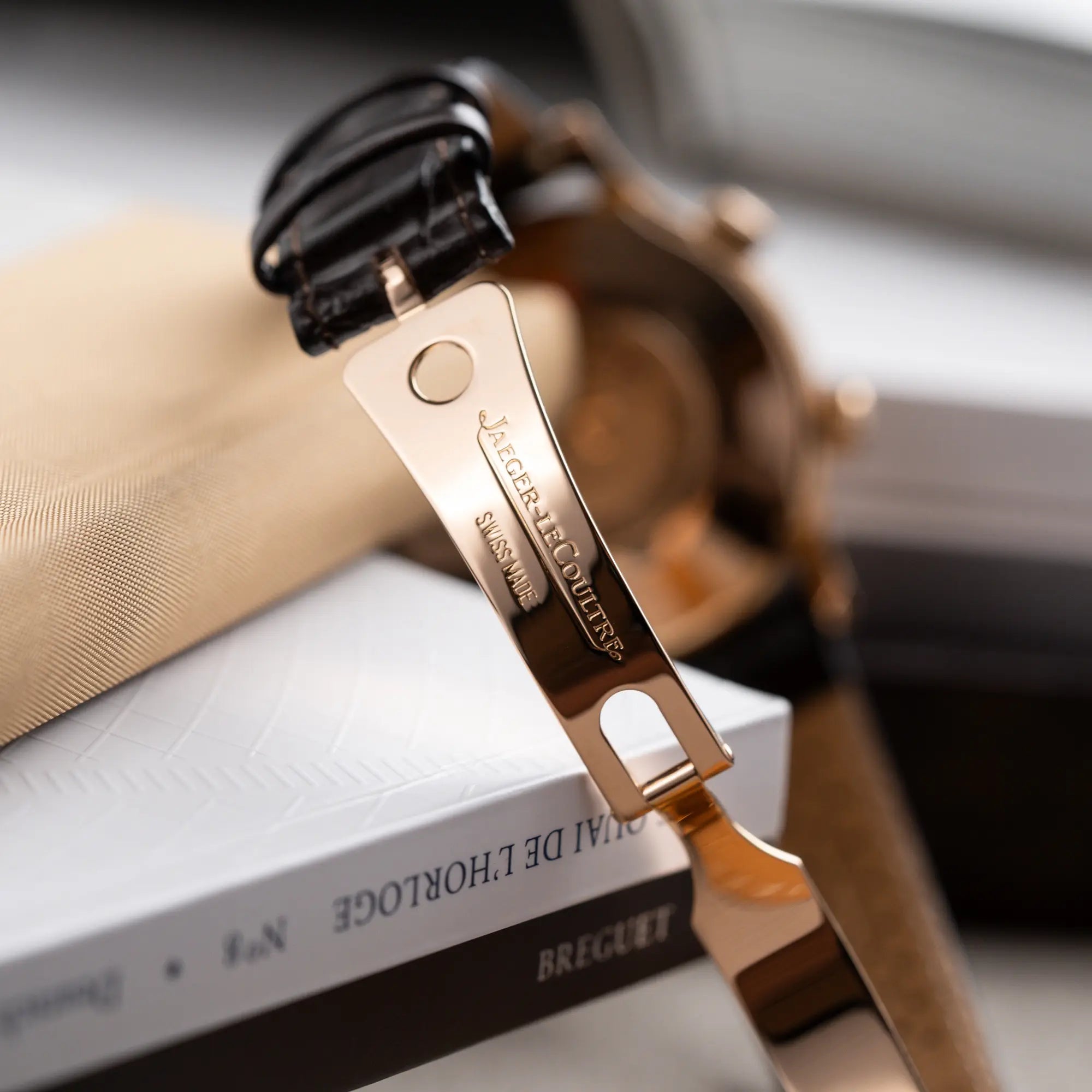 Detailaufnahme der rosegoldenen Faltschliesse von der Jaeger-LeCoultre Master Memovox 141.2.97 Armbanduhr in Rosegold mit braunem Lederband