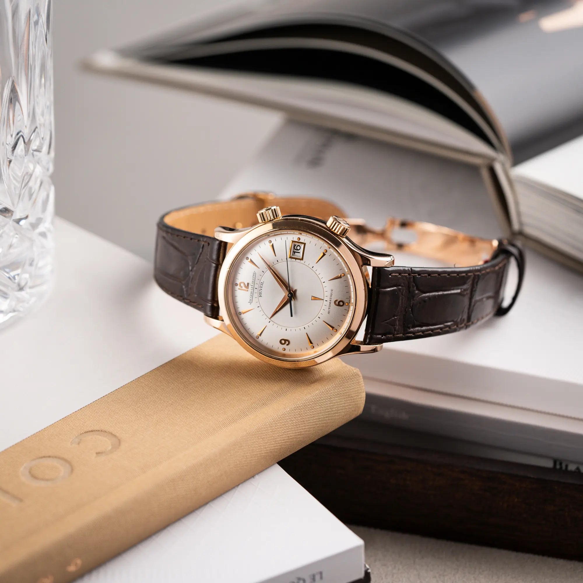 Seitlich liegende Jaeger-LeCoultre Master Memovox 141.2.97 Armbanduhr in Rosegold mit braunem Lederband