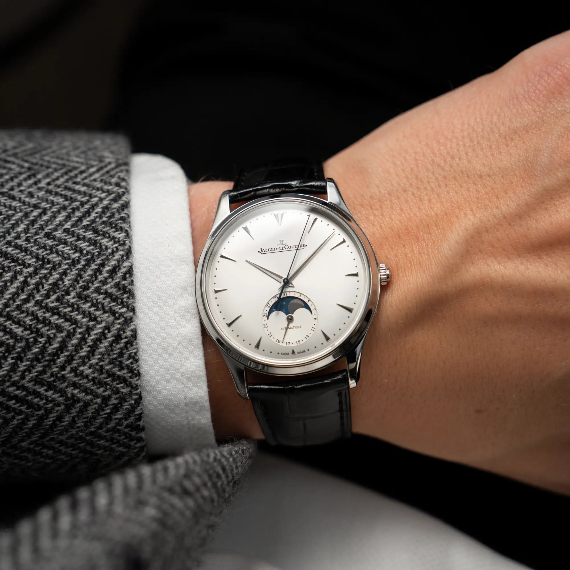 Wristshot mit der Jaeger-LeCoultre Master Ultra Thin mit Mondphase der Referenz 176.8.64.S mit weiß-silbernem Zifferblatt