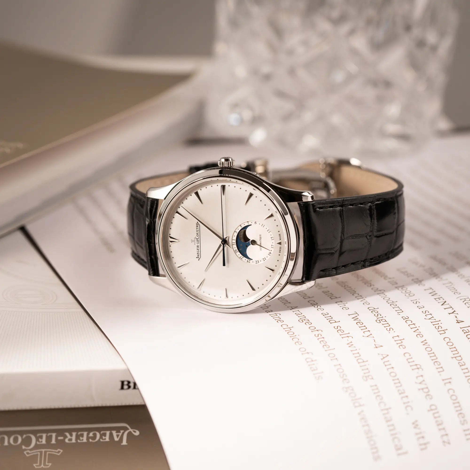 Produktfotografie der Jaeger-LeCoultre Master Ultra Thin mit Mondphase der Referenz 176.8.64.S mit weiß-silbernem Zifferblatt