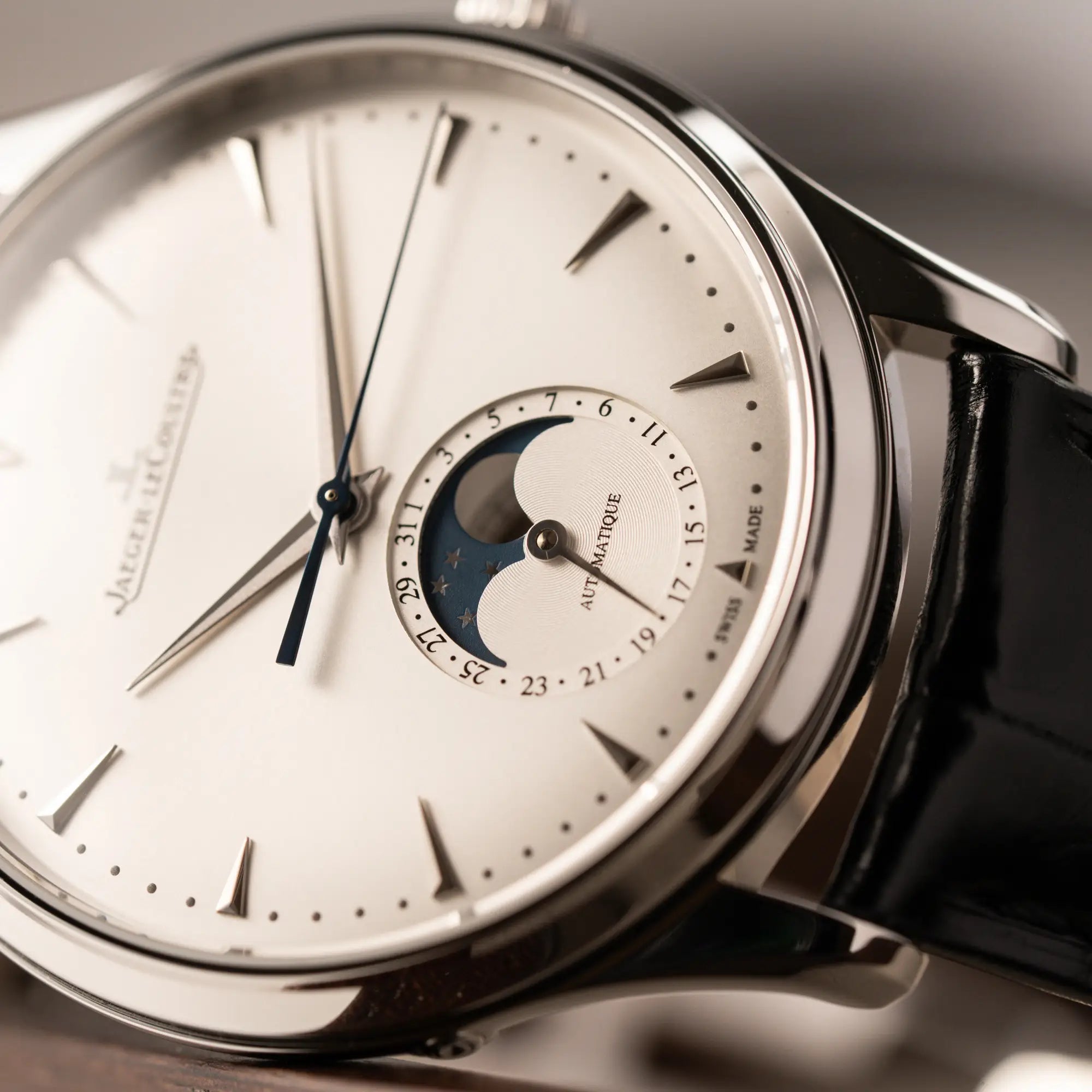 Makroaufnahme der Jaeger-LeCoultre Master Ultra Thin mit Mondphase der Referenz 176.8.64.S mit weiß-silbernem Zifferblatt mit Fokus auf der Mondphase