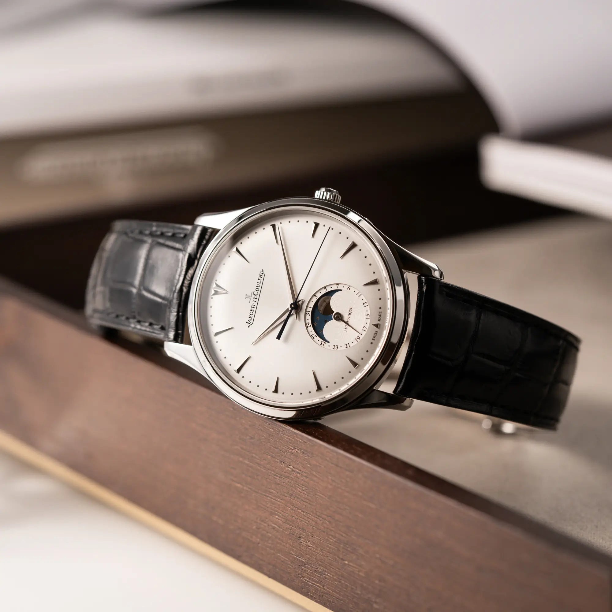 Produktfoto der Jaeger-LeCoultre Master Ultra Thin mit Mondphase der Referenz 176.8.64.S mit weiß-silbernem Zifferblatt
