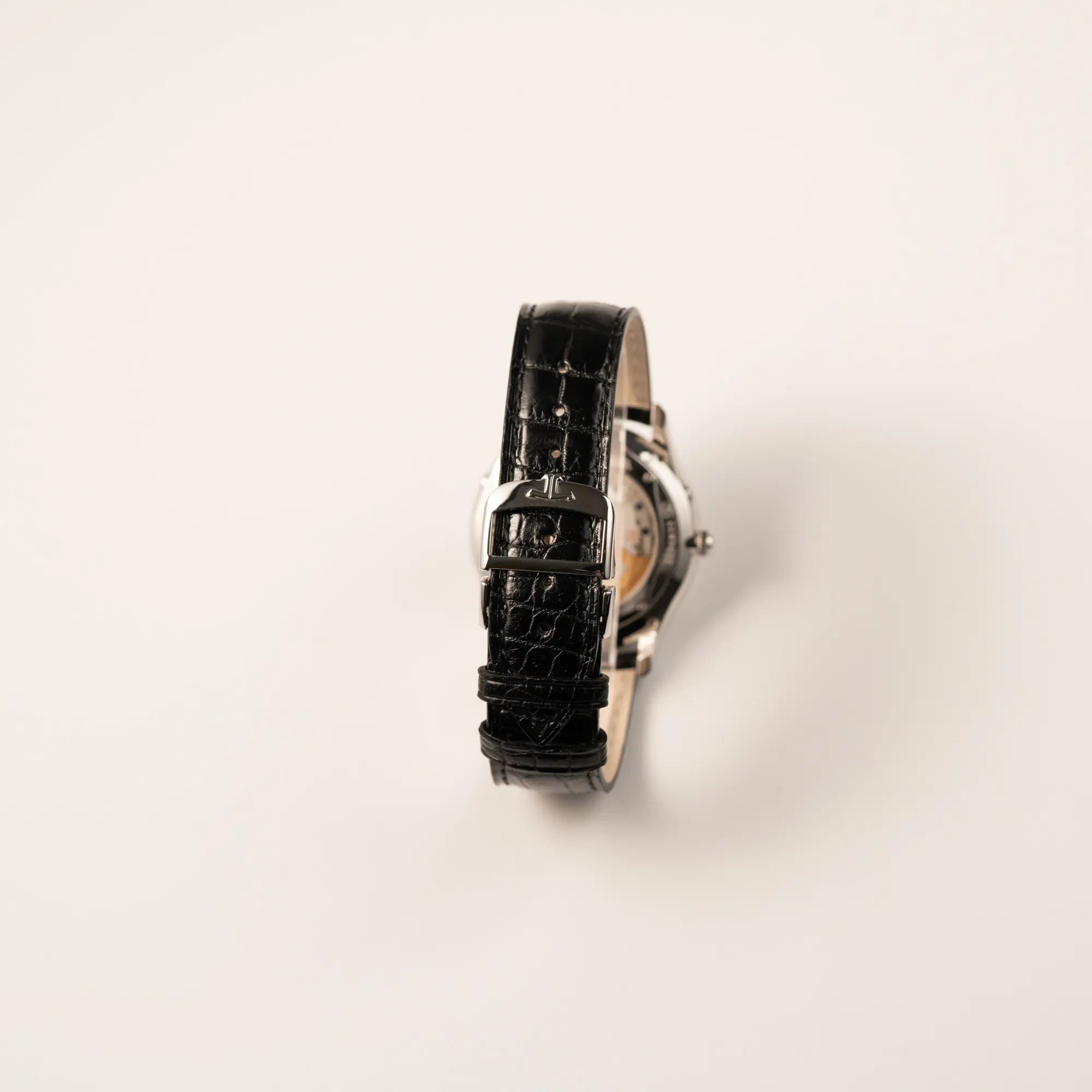 Blick auf das schwarze Lederband mit Jaeger-Faltschliesse der Jaeger-LeCoultre Master Ultra Thin mit Mondphase der Referenz 176.8.64.S mit weiß-silbernem Zifferblatt