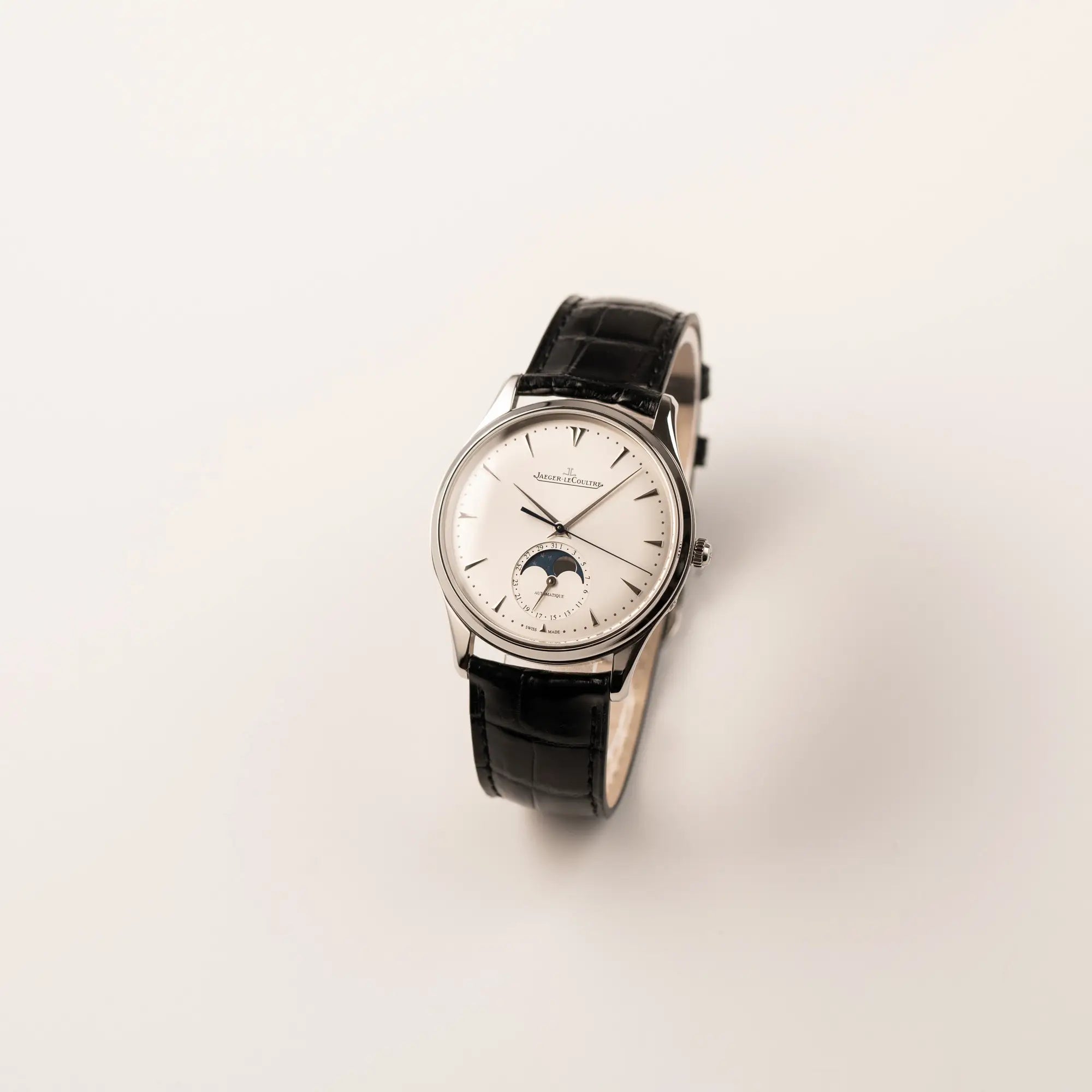 Leicht schräge Ansicht der Jaeger-LeCoultre Master Ultra Thin mit Mondphase der Referenz 176.8.64.S mit weiß-silbernem Zifferblatt