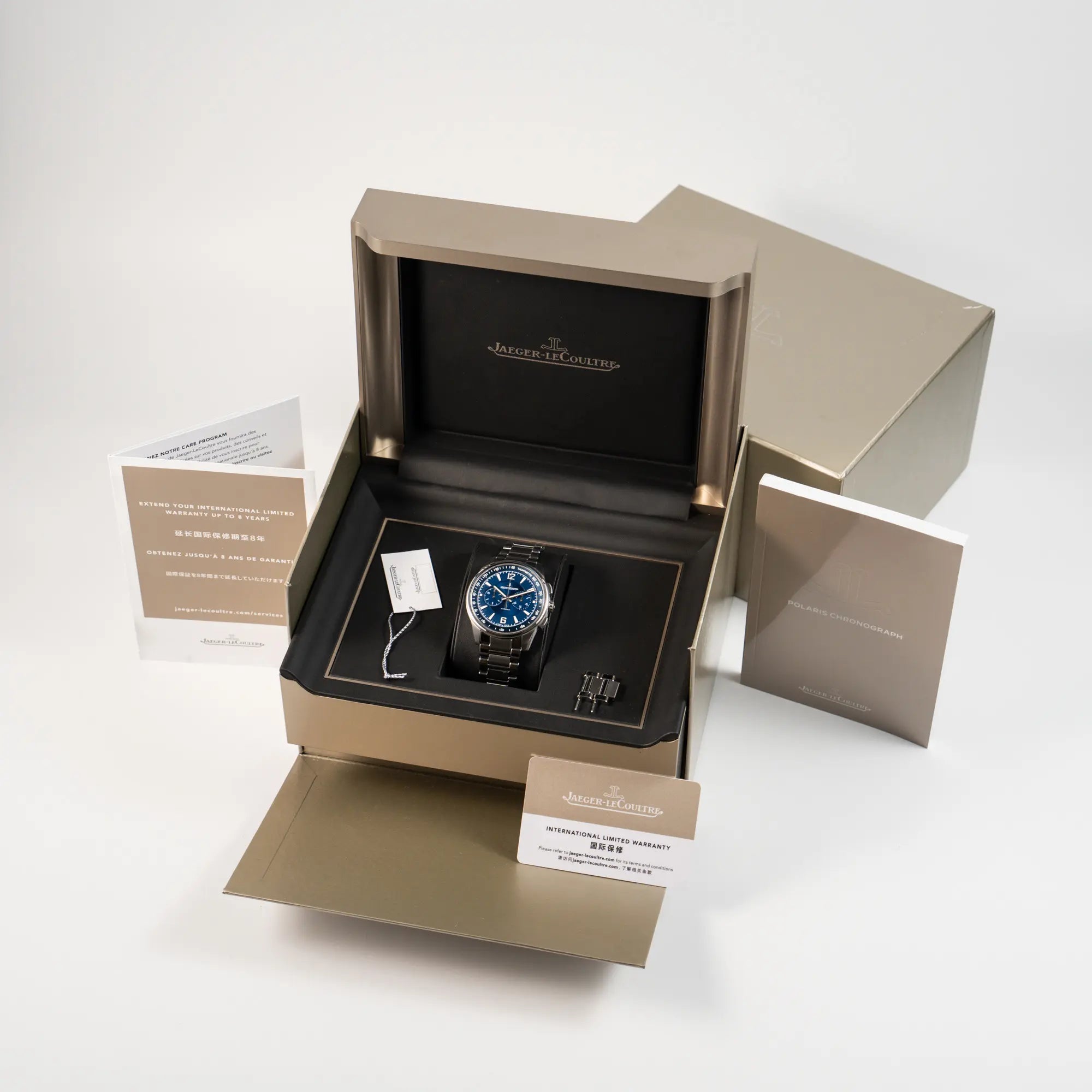 Jaeger-LeCoultre Polaris Chronograph aus 2022 mit blauem Zifferblatt in einem 42mm Gehäuse am Stahlband zusammen mit dem Lieferumfang, betsehend aus Box mit Umkarton, Garantiekarte, Bedienungsanleitung, Garantieverlängerungskarte und Hangtag