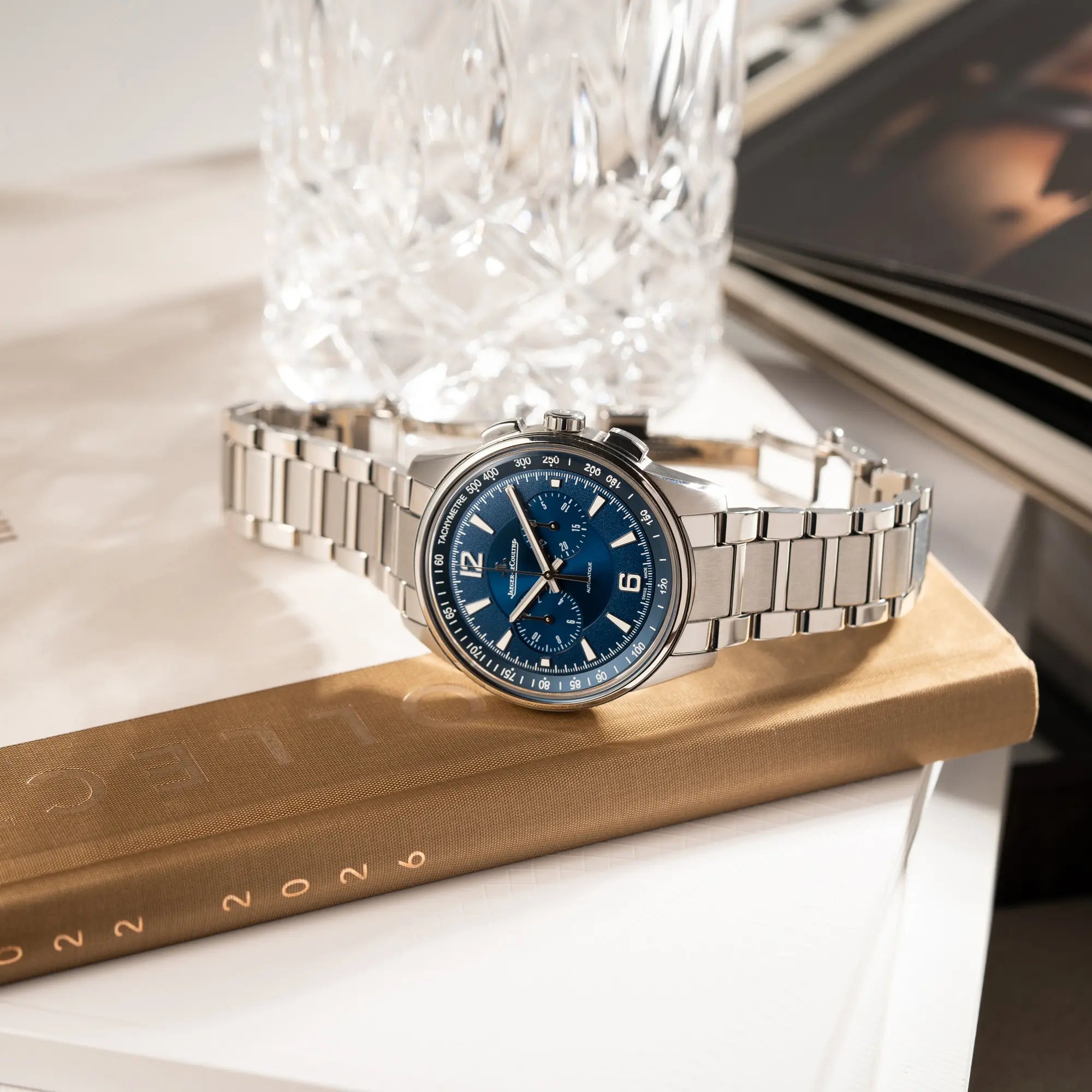 Produktfotografie des Jaeger-LeCoultre Polaris Chronograph aus 2022 mit blauem Zifferblatt in einem 42mm Gehäuse am Stahlband