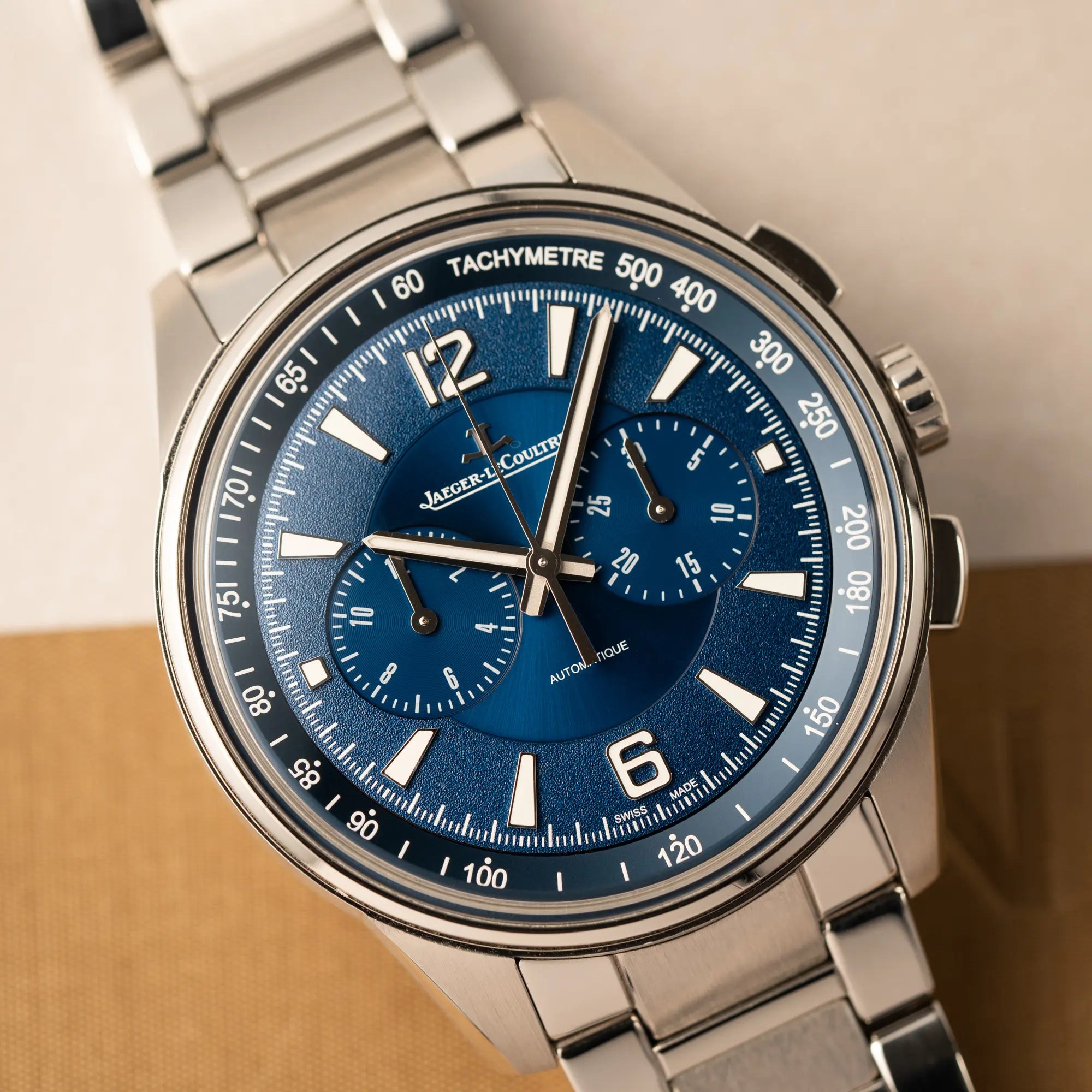 Produktfotografie zeigt den Uhrenkopf des Jaeger-LeCoultre Polaris Chronograph aus 2022 mit blauem Zifferblatt in einem 42mm Gehäuse am Stahlband