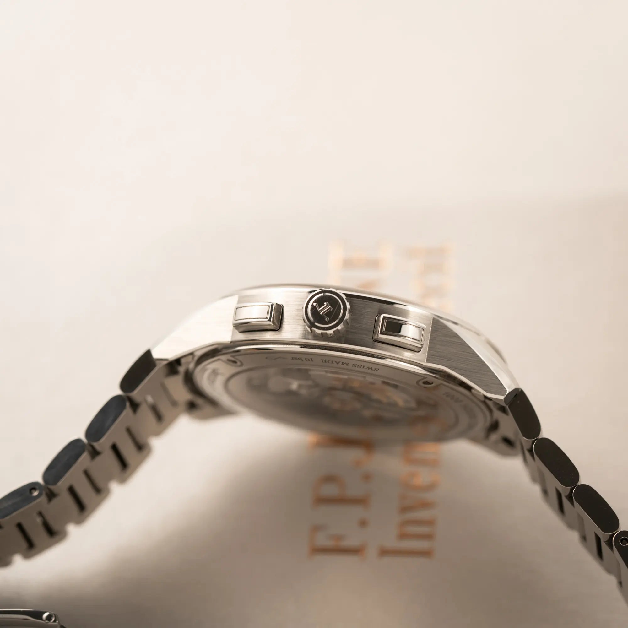 Produktfotografie der seitlichen Gehäuseflanke mit Aufzugskrone und Chronograph-Drücker des Jaeger-LeCoultre Polaris Chronograph aus 2022 mit blauem Zifferblatt in einem 42mm Gehäuse am Stahlband