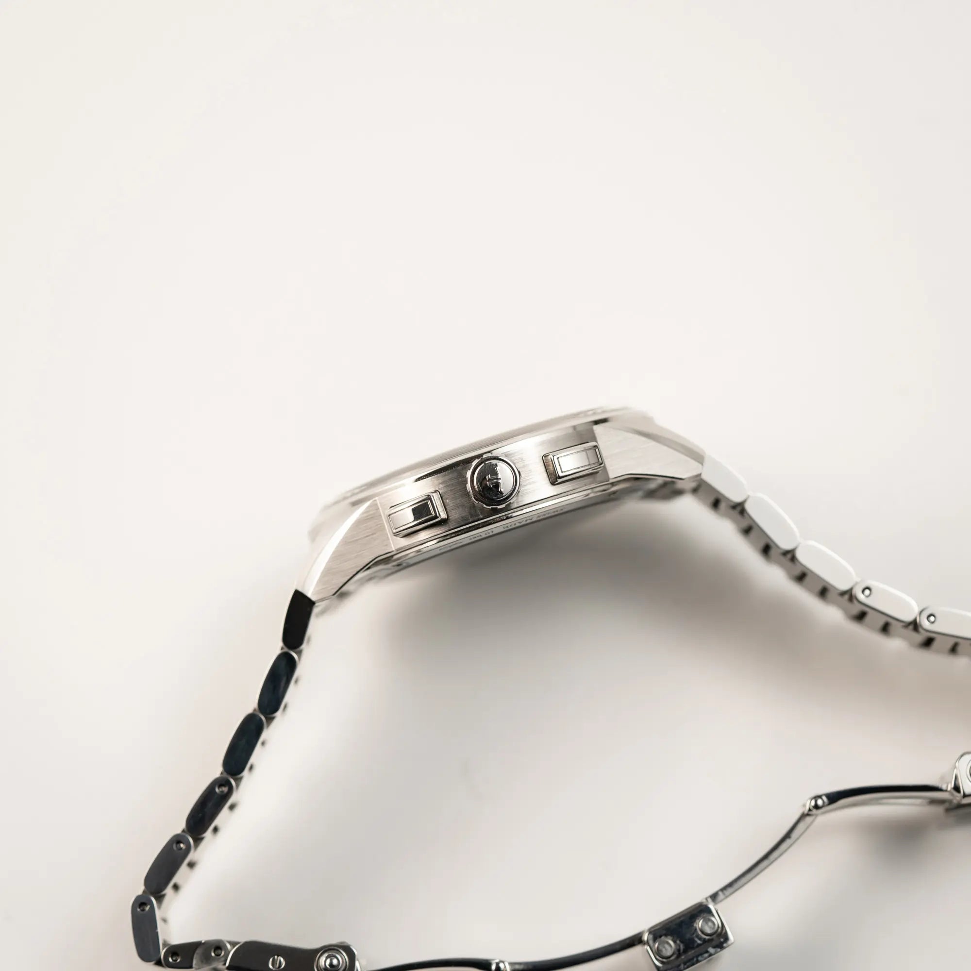 Seitliche Gehäuseflanke mit Blick auf die Aufzugskrone und die Chronograph-Drücker des Jaeger-LeCoultre Polaris Chronograph aus 2022 mit blauem Zifferblatt in einem 42mm Gehäuse am Stahlband